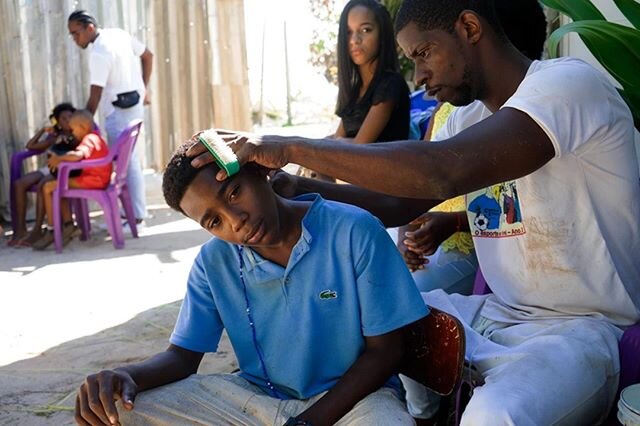 JUST A TRIM ✂️ 2019 by LILIANE LABORDE-EDOZIEN (@picturesby.elle) available in the #ReliefMarkt. ⁠
⁠
Liliane Laborde-Edozien is a filmmaker and photographer based in New York. Born in the American South to a French-Italian mother and Nigerian-Brazili