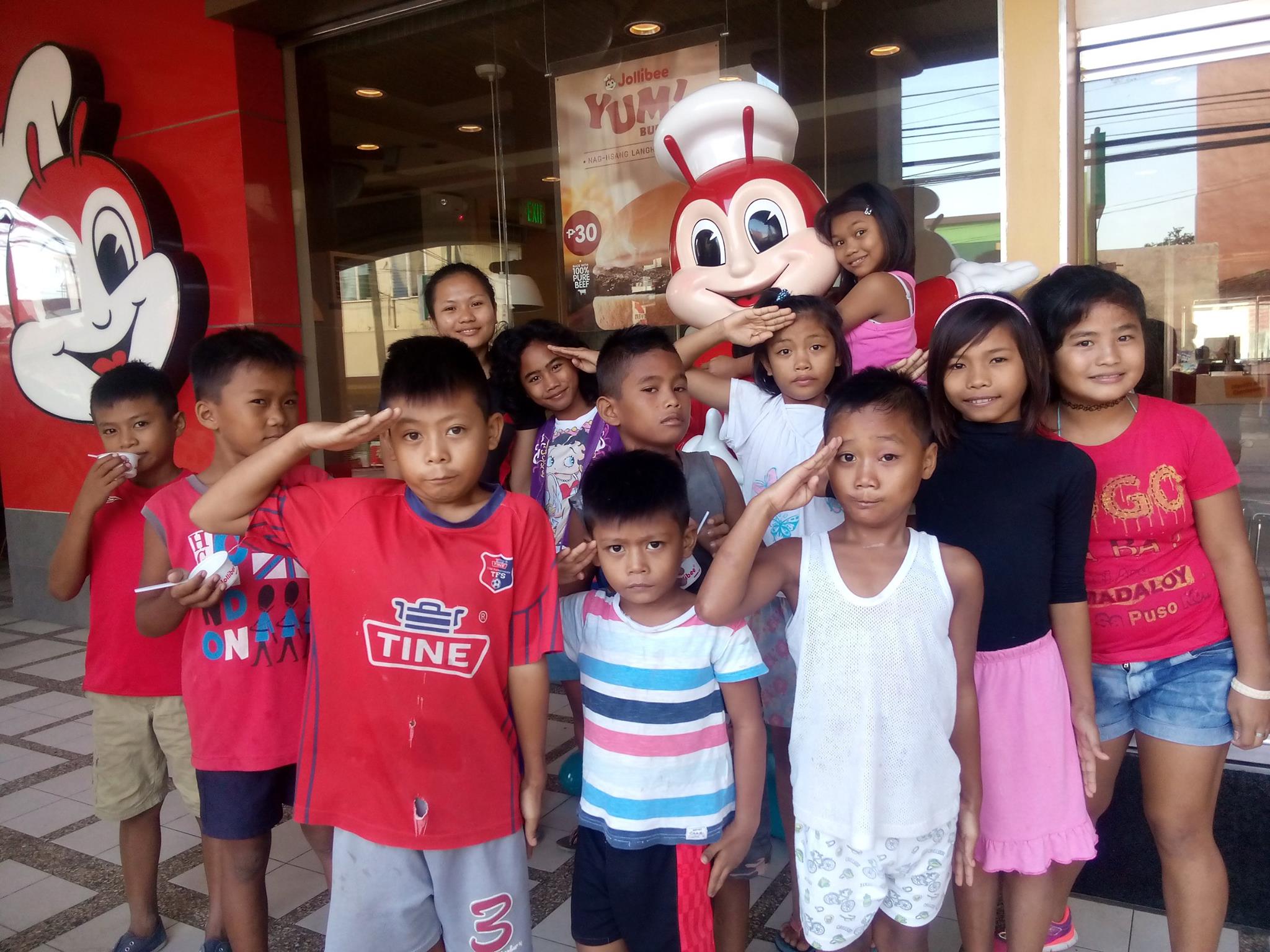 Bogo kids at Jollibee May 2016 .jpg