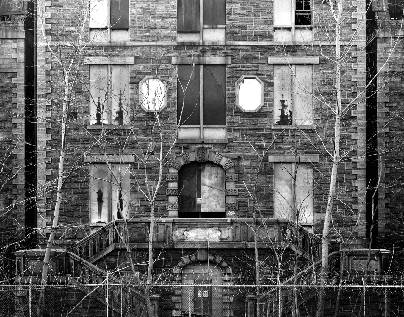 Rich architectural detailing at the building's entrance, photo taken a few years before the building was demolished, Library of Congress