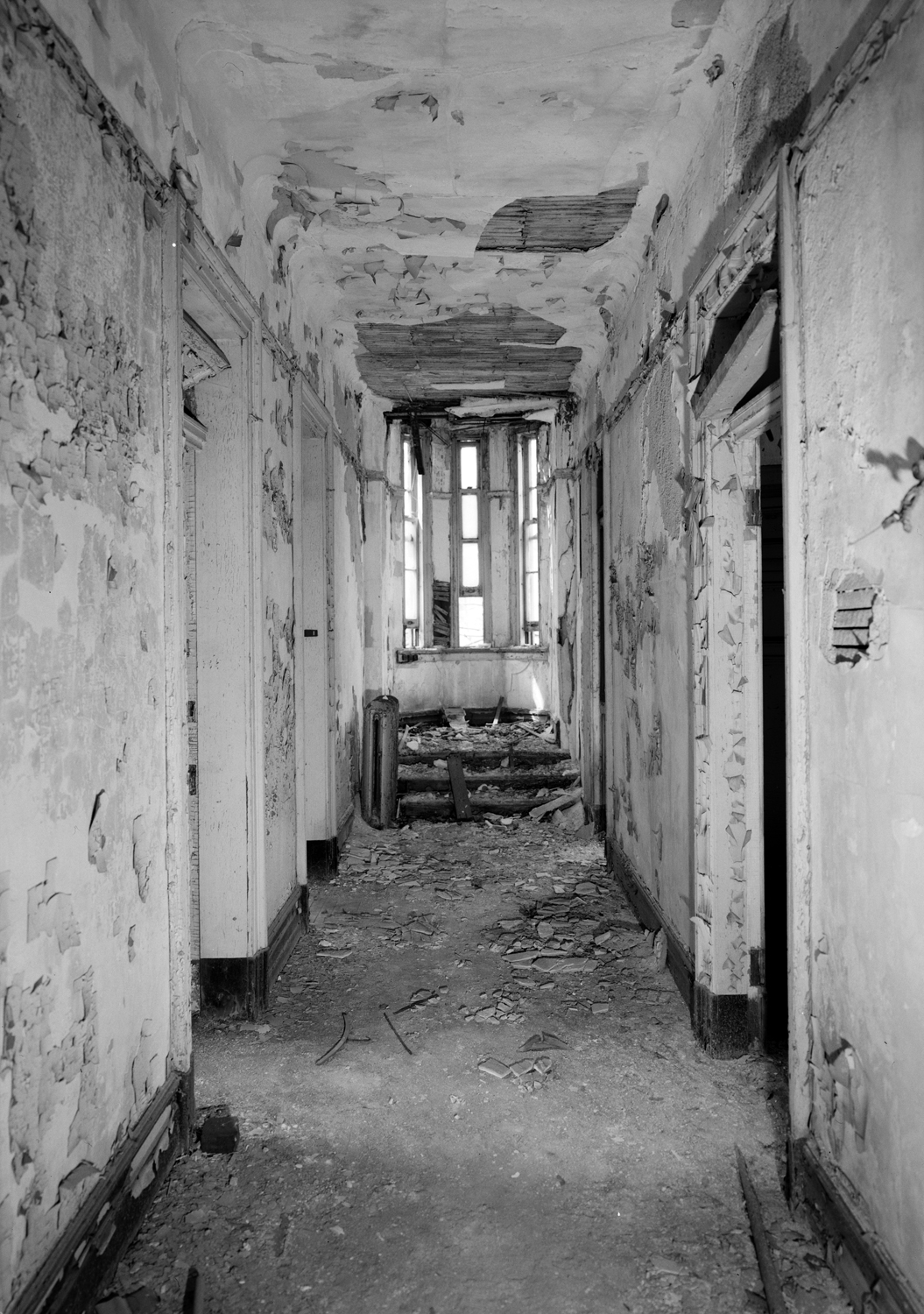 An interior corridor of the building circa 1980. By 1980 the building had already been vacant for 30 years. The interiors of the Smallpox Hospital have since been stripped of walls and architectural details.