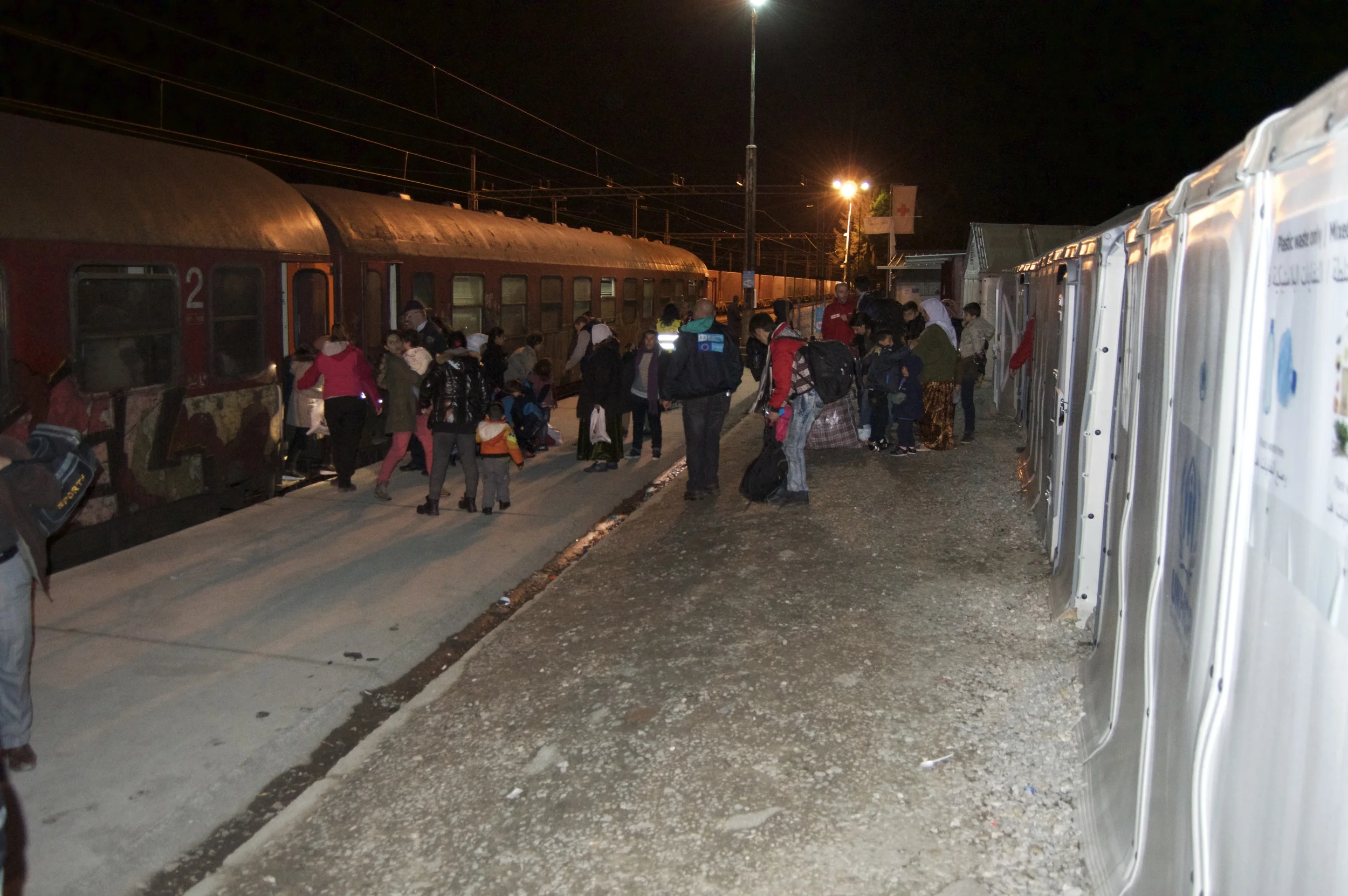 A train with 400 refugees arriving. 