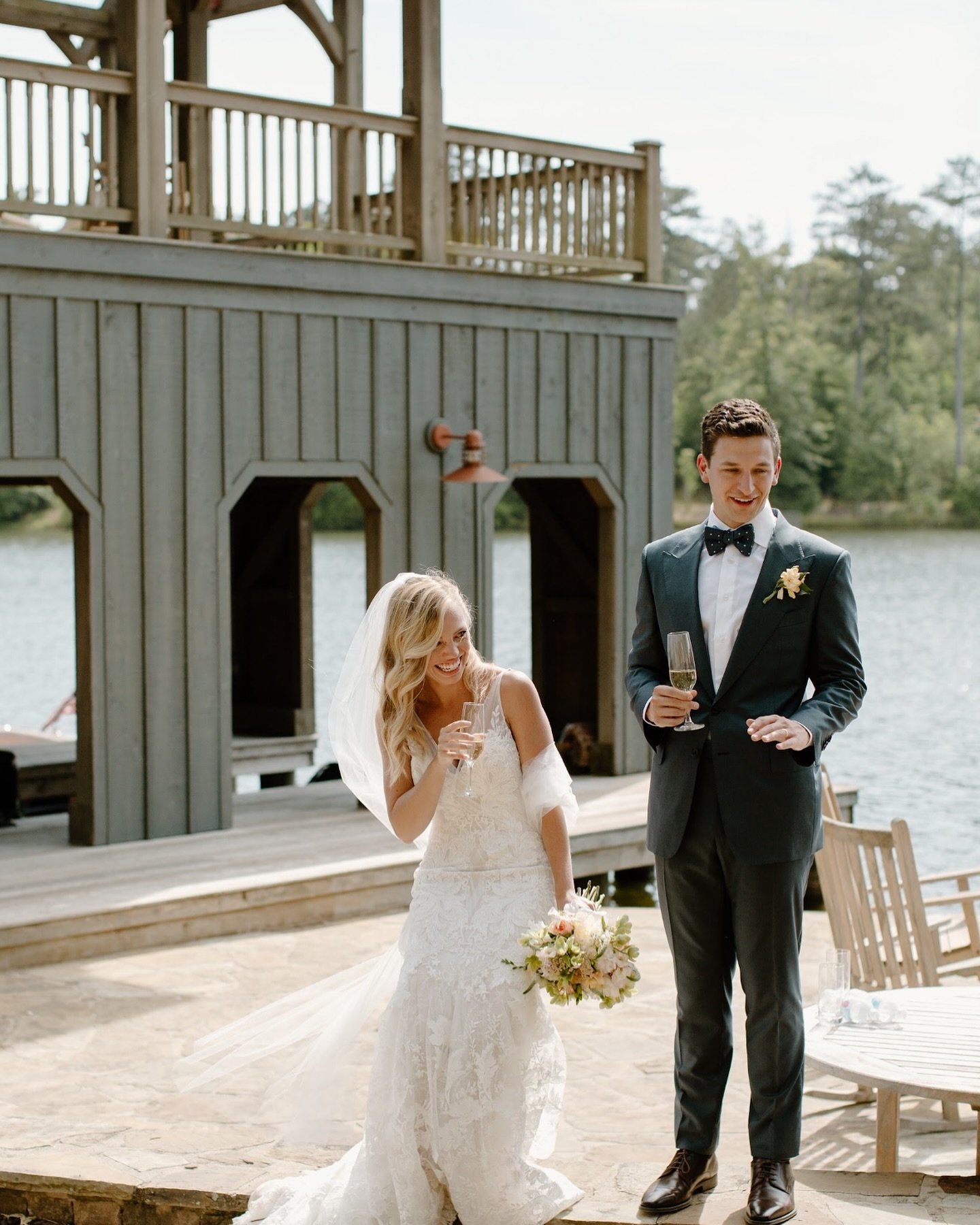 🥂

#fineartbridalhair #bridalhairstylist #nashvillehairstylist #knoxvillehairstylist #southeastbridalhair