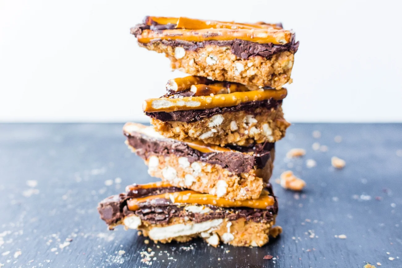 Vegan Dark Chocolate Peanut Butter Pretzel Pie (NO BAKE!)