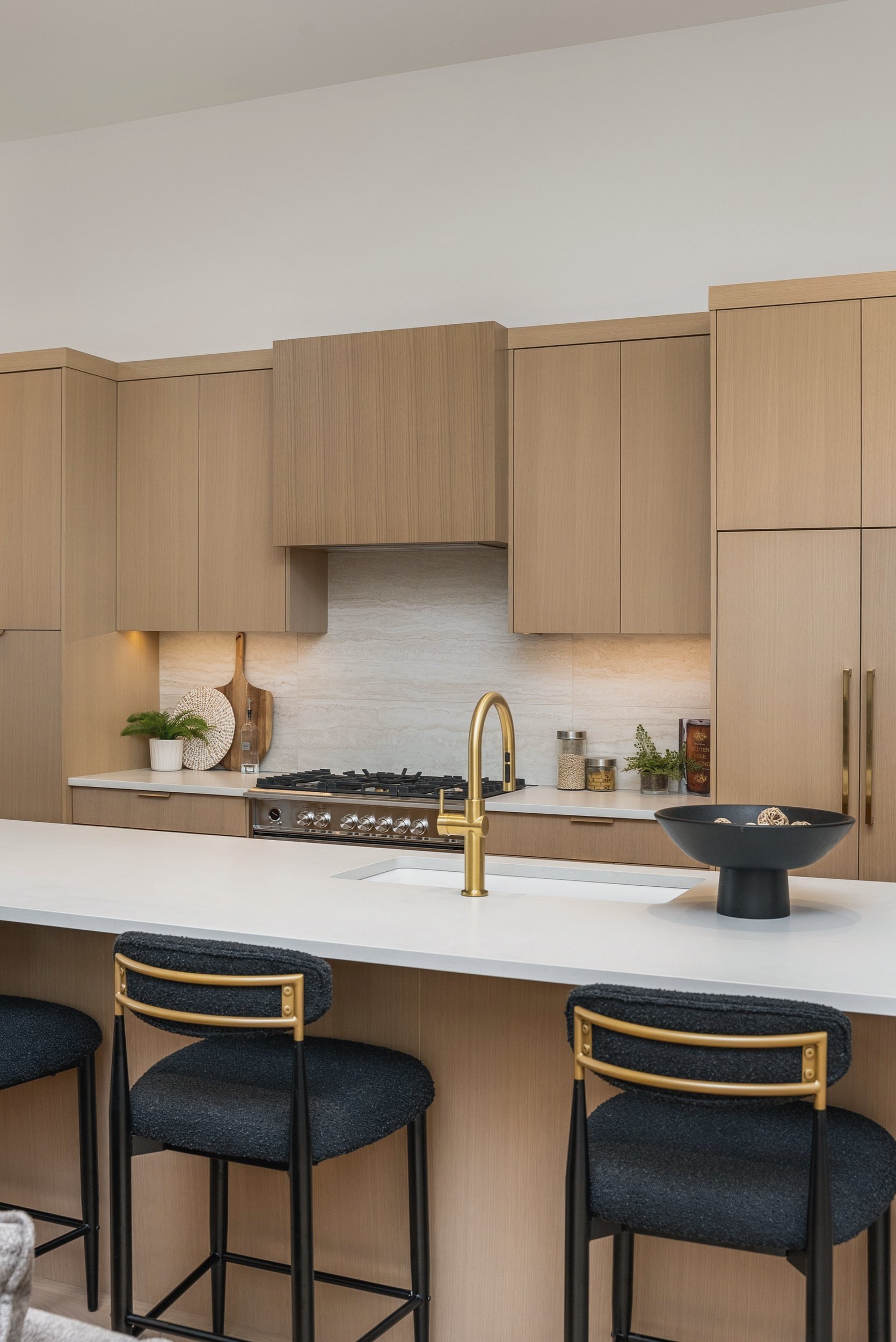 Oak kitchen with the range, an open shelf and a brass faucet, Ellison Walkout, Predator Ridge