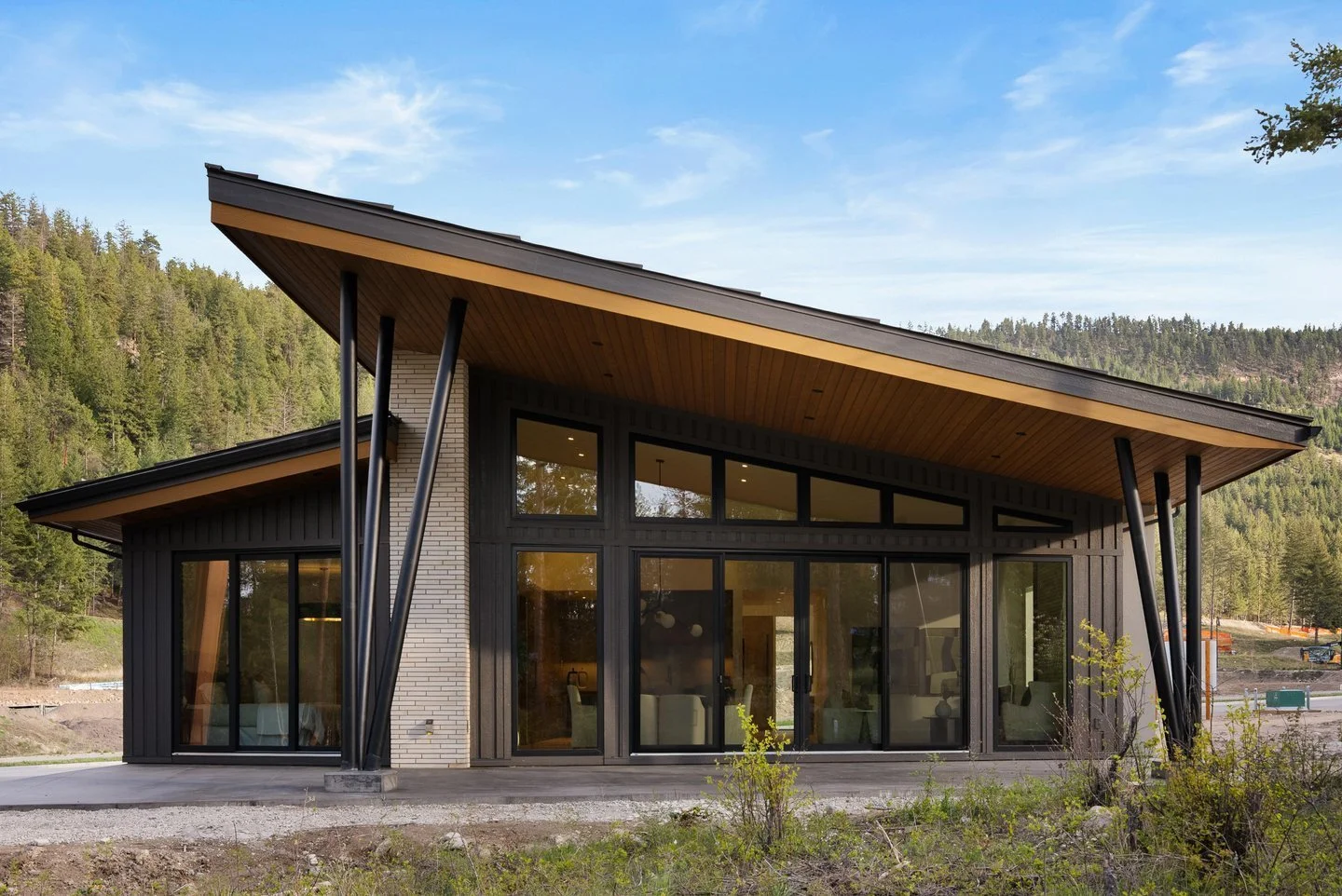 Shed-roof exterior with black-framed glass and angled steel posts, Fairway Rancher, Predator Ridge