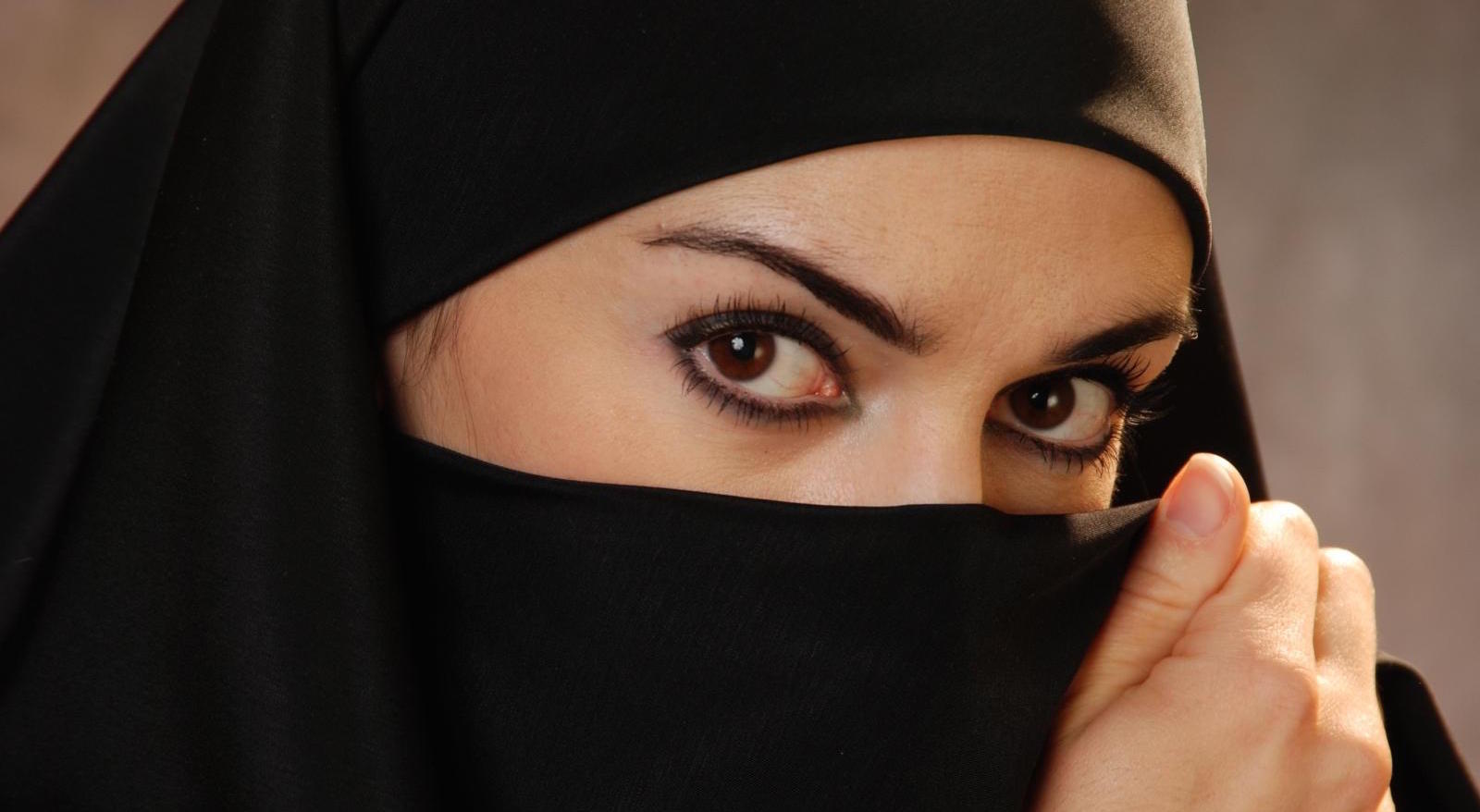 Burka woman cropped.jpeg