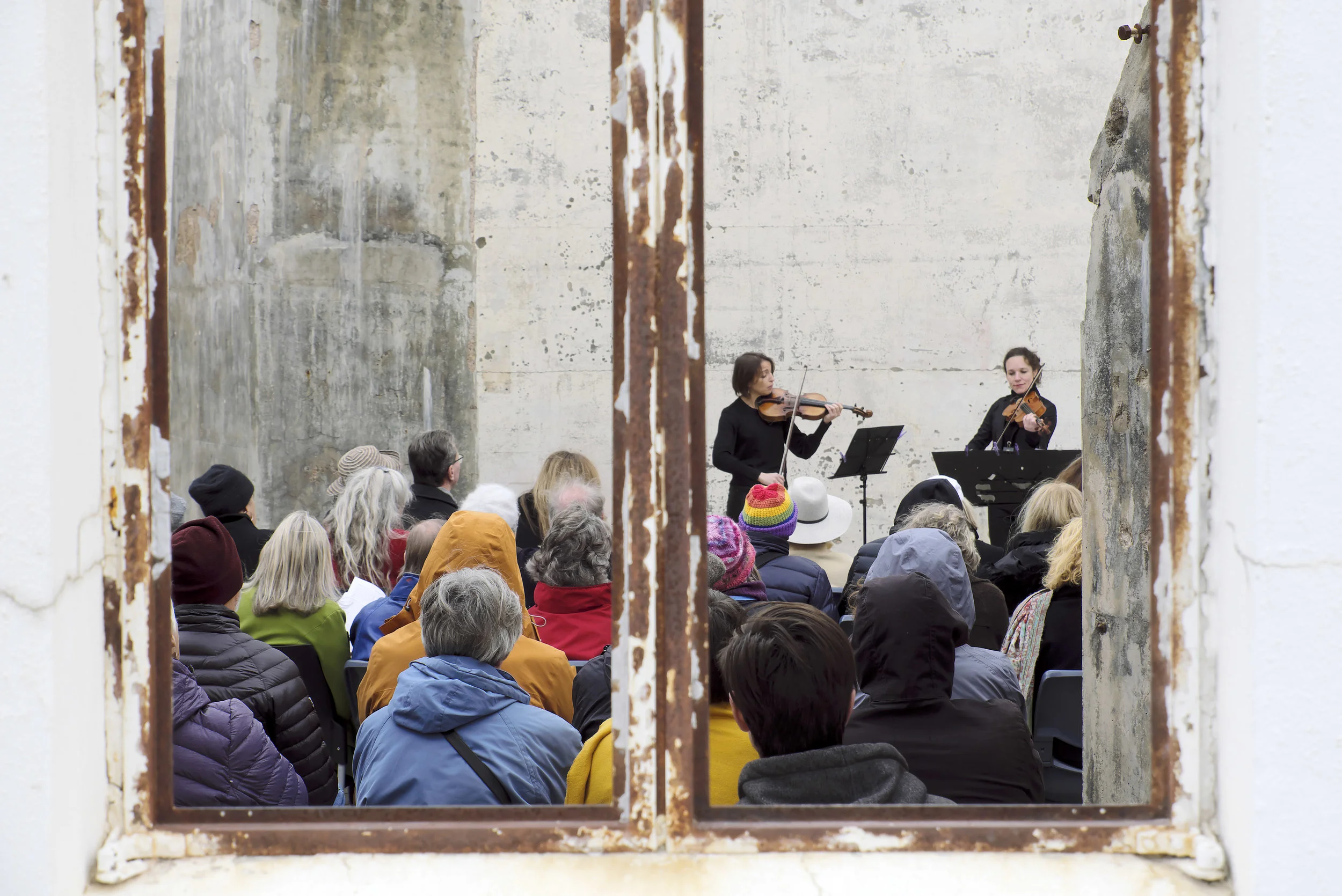 SARAH DAYAN AND CECILE ROUBIN (QUATUOR VOCE, FRANCE) Concert 13: Bach on the Mountain World Premiere of Michael Dooley’s The Heavens Declare at Mount Stromlo Observatory Photo by Peter Hislop
