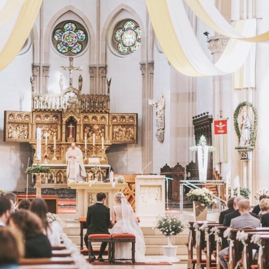 Wenn die Fotografin fast zur sp&auml;t zur Trauung kommt, weil sie mit dem Auto feststeckt 🙈 #truestory #unglaublichundwahr #geschichtengeschichtengeschichten #kirchlichetrauung #kurzvorknapp #parkplatzchaos -
Link zum Blog im Profil
-
#instabraut #