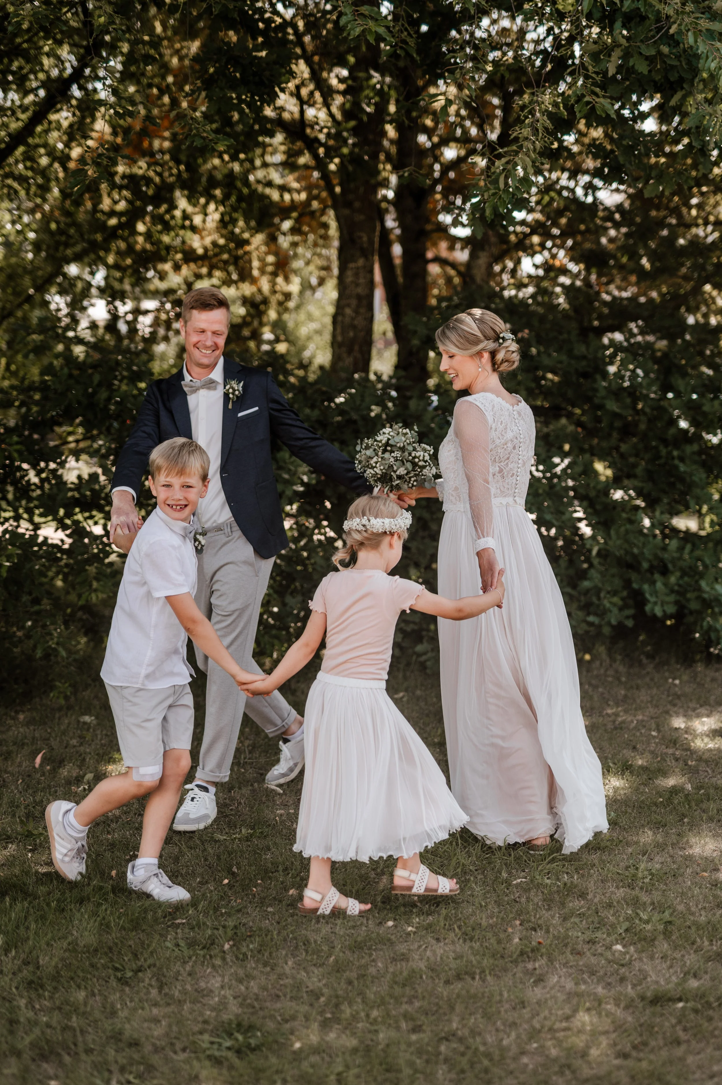 Lena + Thomas / elegante Gartenhochzeit 