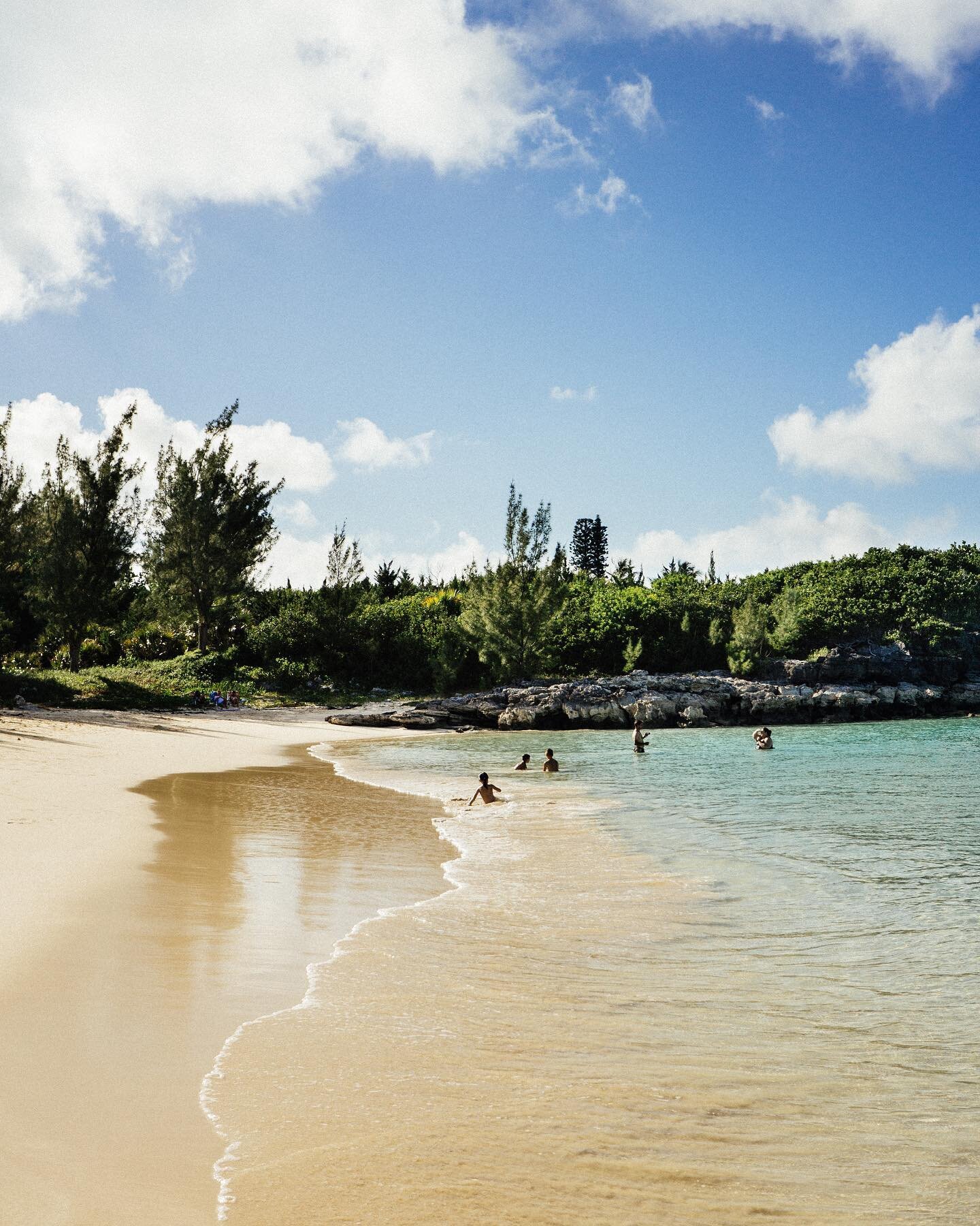 One of my favourite beaches in Bermuda 
.
.
.
.
.
.
.
#bermuda #island #beach #sun #seasalt #insta #vitaminsea #travel #vacanza #escape #sand #spiaggia #mare #blue #blu #sky #nature #lanscapephotography #sea #atlantic #water #favouritespot