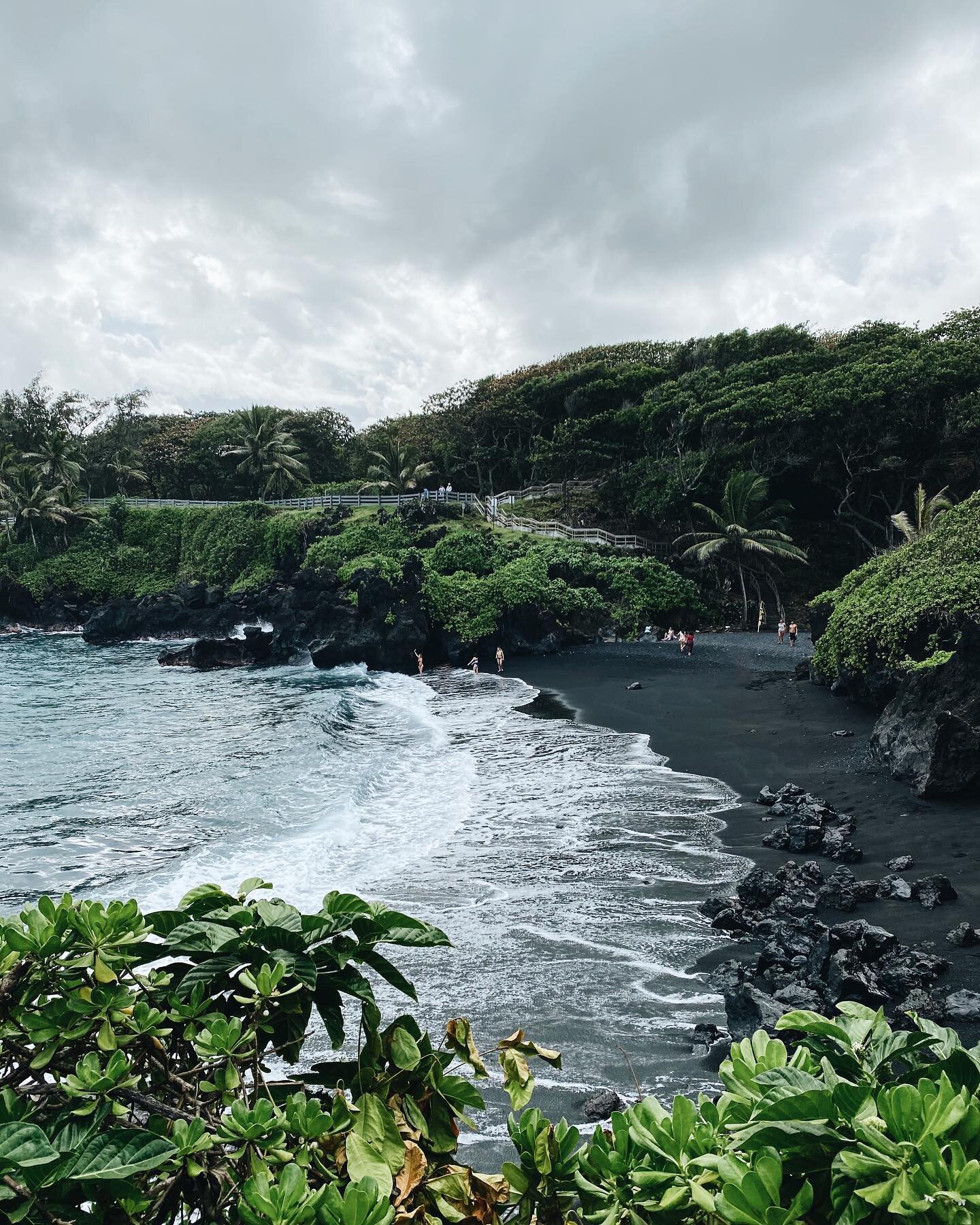 This beautiful and wild beach is located on the west coast of Maui and it&rsquo;s part of the &ldquo;Road to Hana&rdquo; tour. It was definitely one of the highlights of my trip . 🌊
.
.
.
.
.
.

.
.
#beach #blacksand #volcanicbeach #sunny #floating 