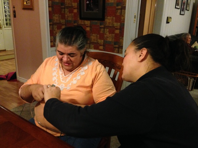 Suzuko helps Velia with some knitting