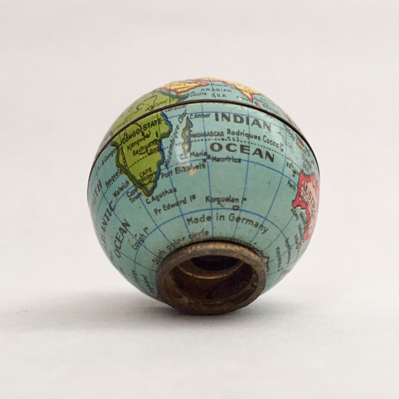 1940ies NOVELTY GLOBE shaped tin pencil sharpener unused condition GERMANY 