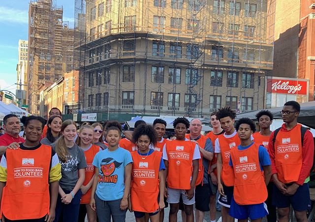 This afternoon, our student-athletes successfully bagged & donated over 3600 pounds of groceries! Shoutout to the Food Bank For New York City for the assist! #CommunityService •
#NewHeightsNYC