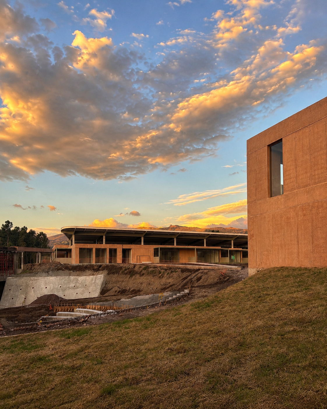 Vista entrada y administración del Nuevo Colegio Americano de Quito – Campus Puembo. Endara Arquitectos.