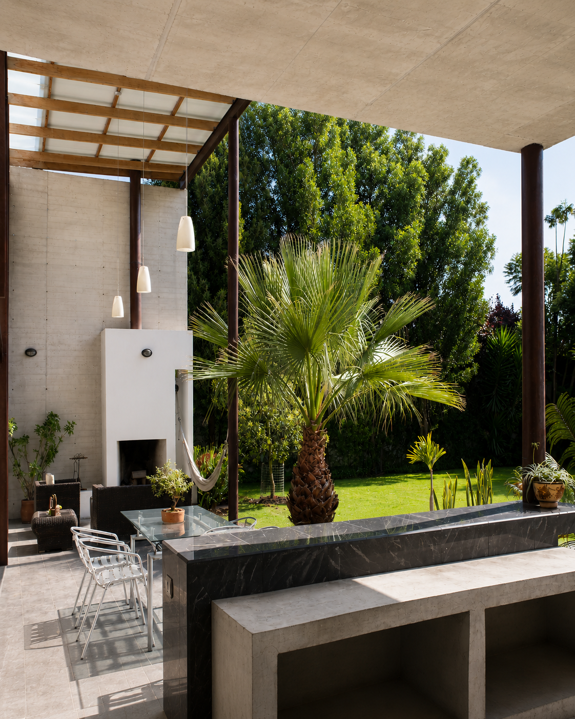 Casa Pillagua, vista desde el bbq al porche y chimenea más el jardín.