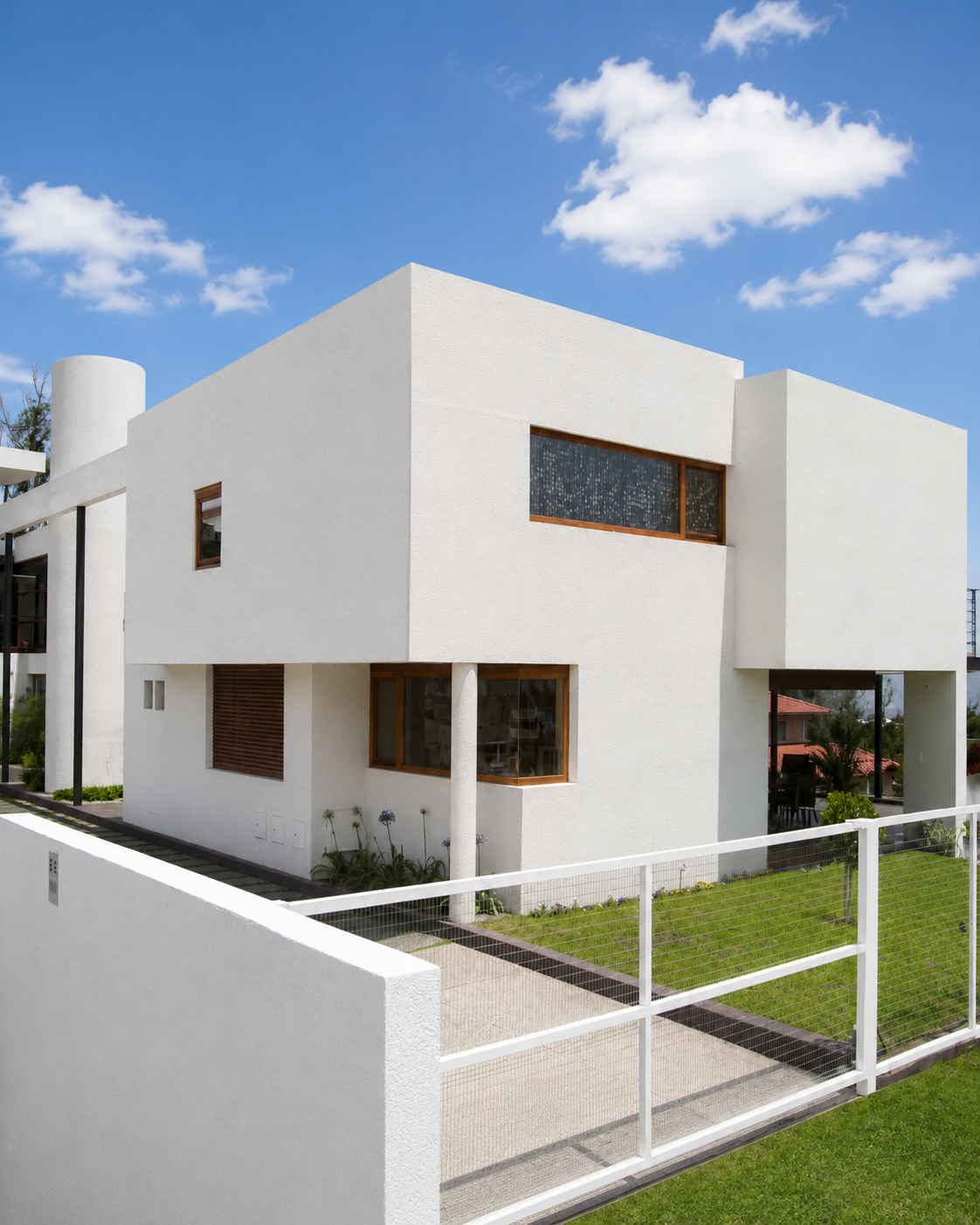 Residencias Nayón, fachada frontal, casa moderna. Diseñado por Endara Arquitectos.