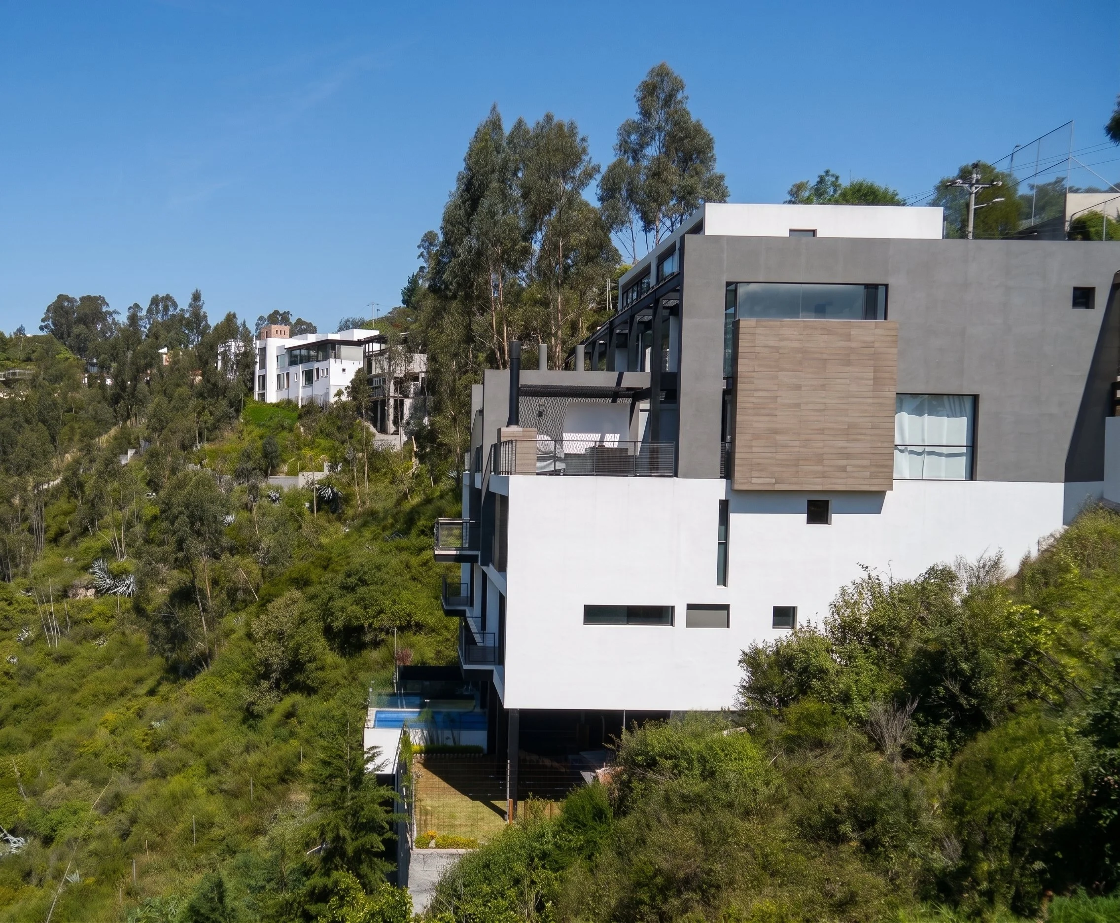 FACHADA LATERAL, SE VEN LAS TERRAZAS Y BALCÓNES