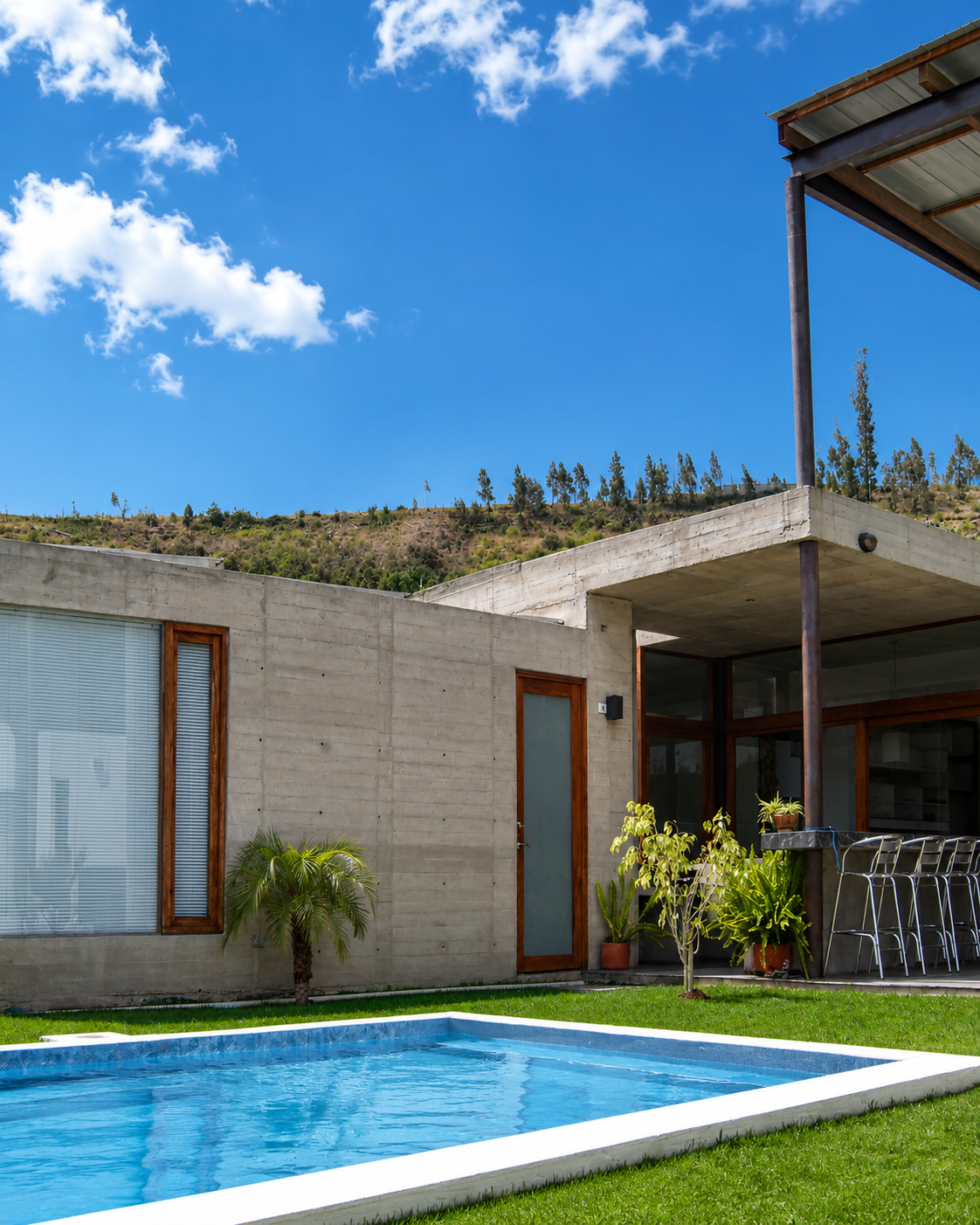 Casa Pillagua, vista del jardín y piscina, fachada de la suite de hormigón. Diseñado por Endara Arquitectos.