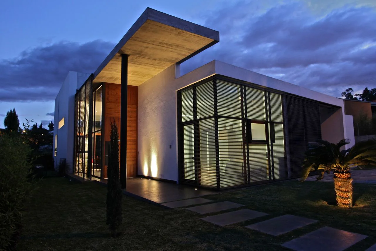 CASA LALAMA - Fachada frontal de Casa Lalama en Cumbayá, diseño de Endara Arquitectos.