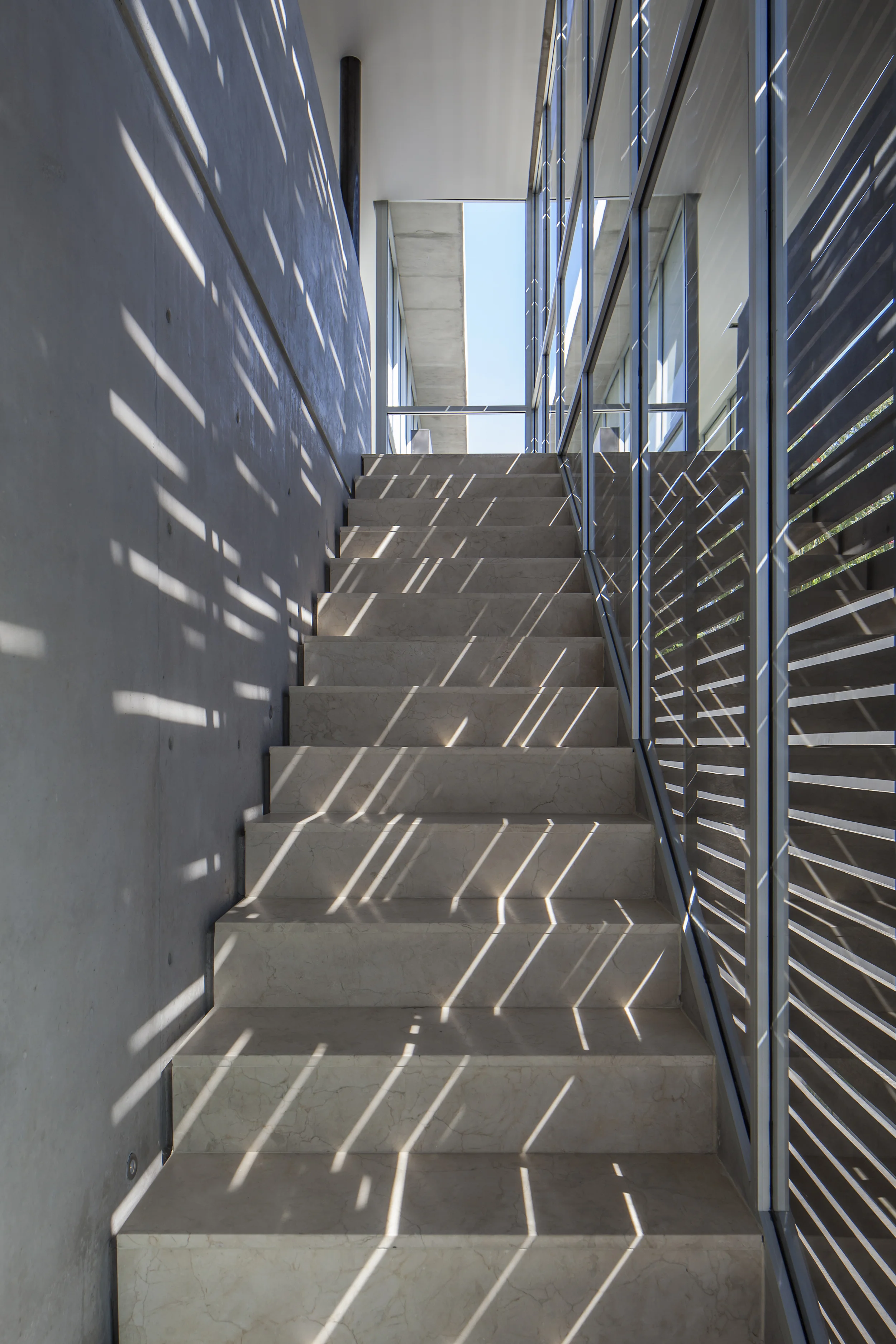 Casa L6, gradas con muro de hormigón visto y celosías de madera. Diseñado por Endara Arquitectos.