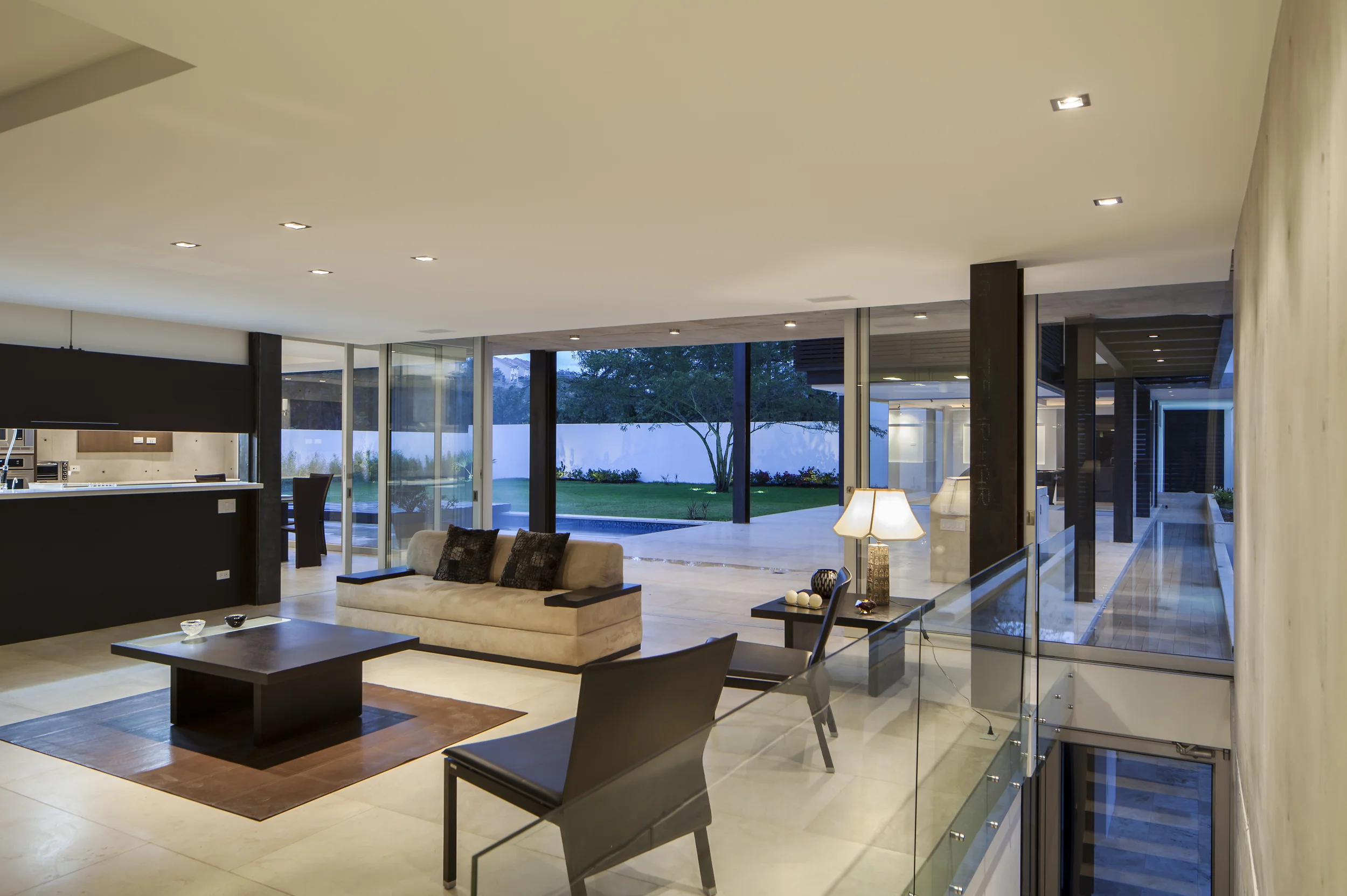 Casa L6, sala de estar con vista y salida al porche, patio y piscina. Diseñado por Endara Arquitectos.