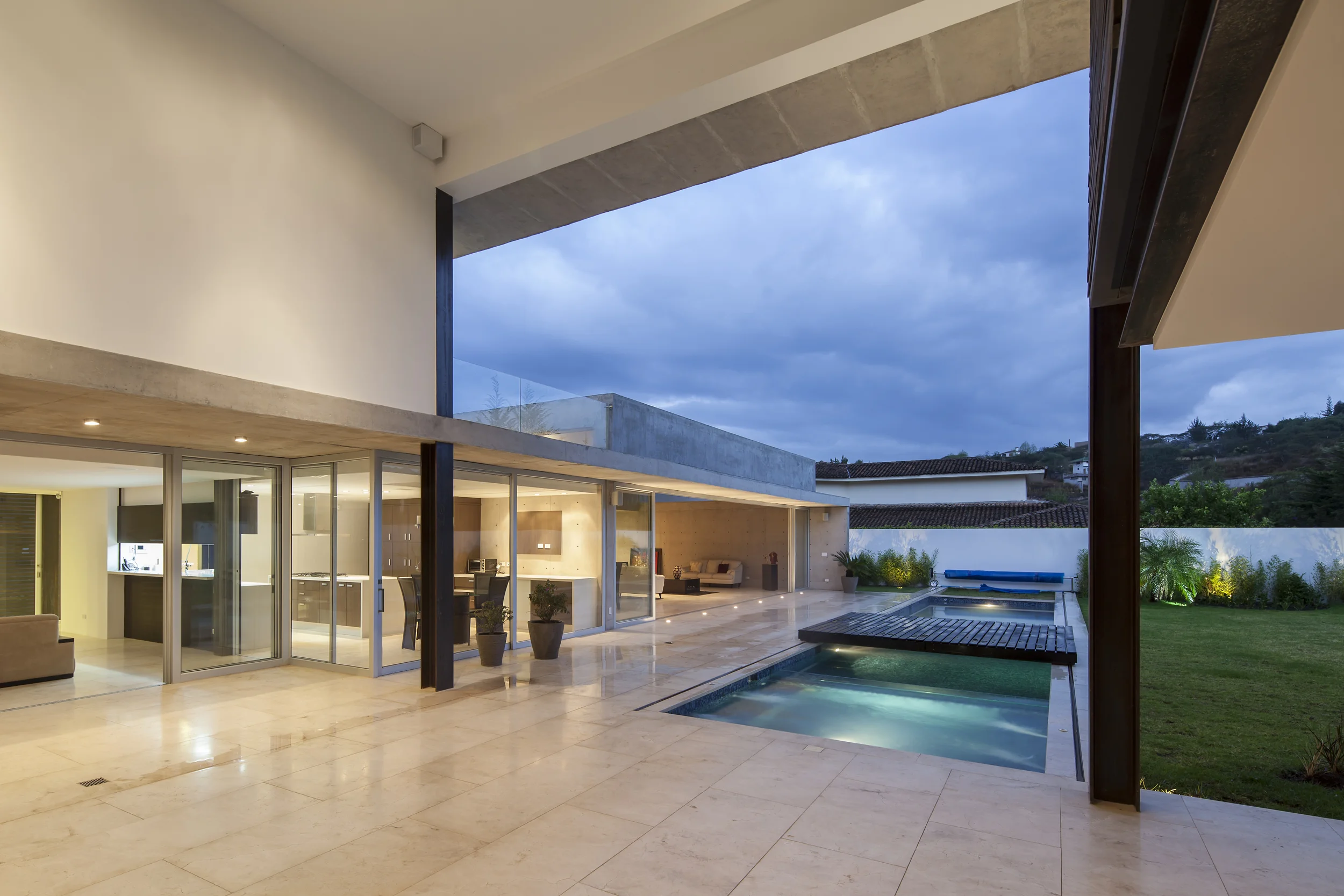 Casa L6, vista volumen principal con salida a la piscina y a un porche en el centro de la casa. Diseñado por Endara Arquitectos.