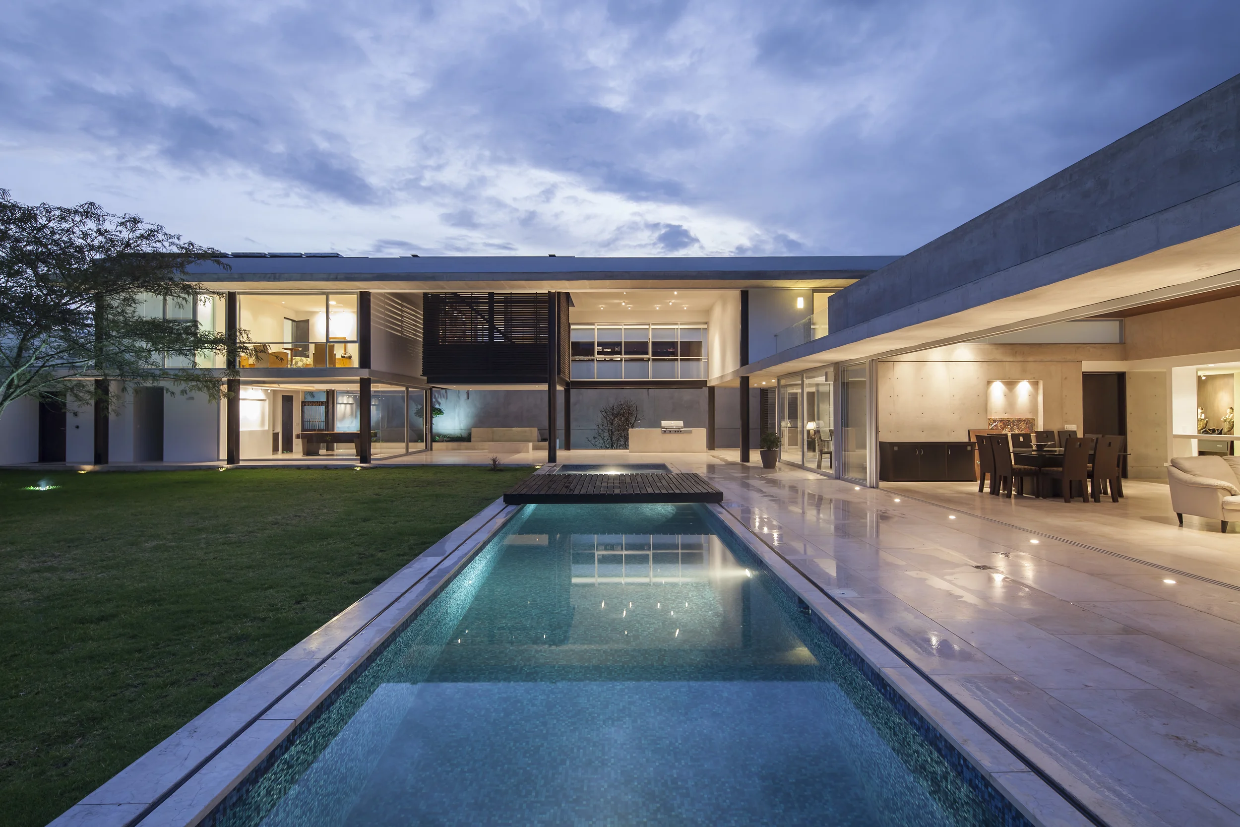 Casa L6, patio de la casa, vista desde la piscina hacia las áreas sociales, porche y dormitorios. Diseñado por Endara Arquitectos.