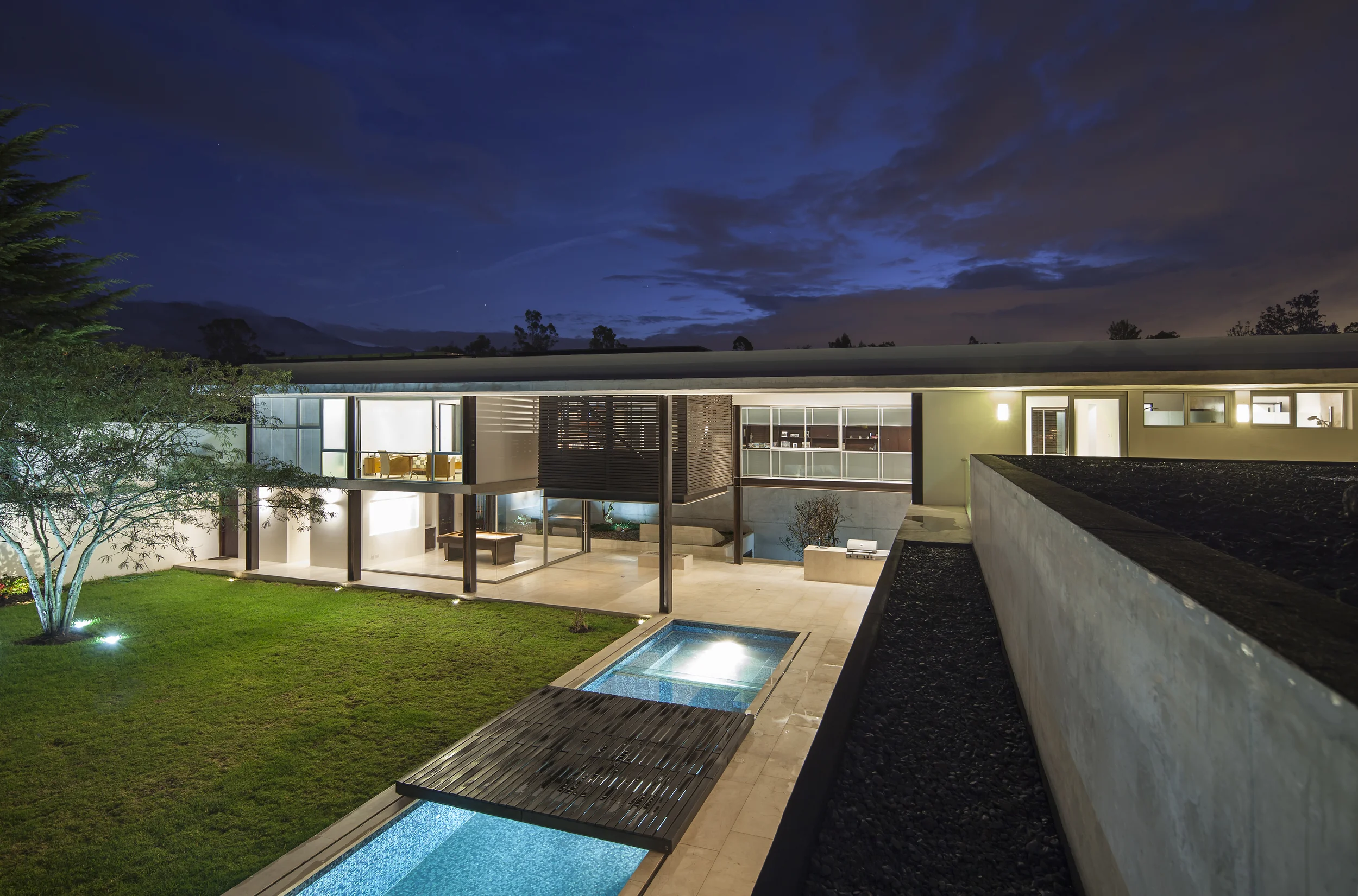Casa L6, vista desde el techo hacia el patio y volumen de áreas privadas. Diseñado por Endara Arquitectos.