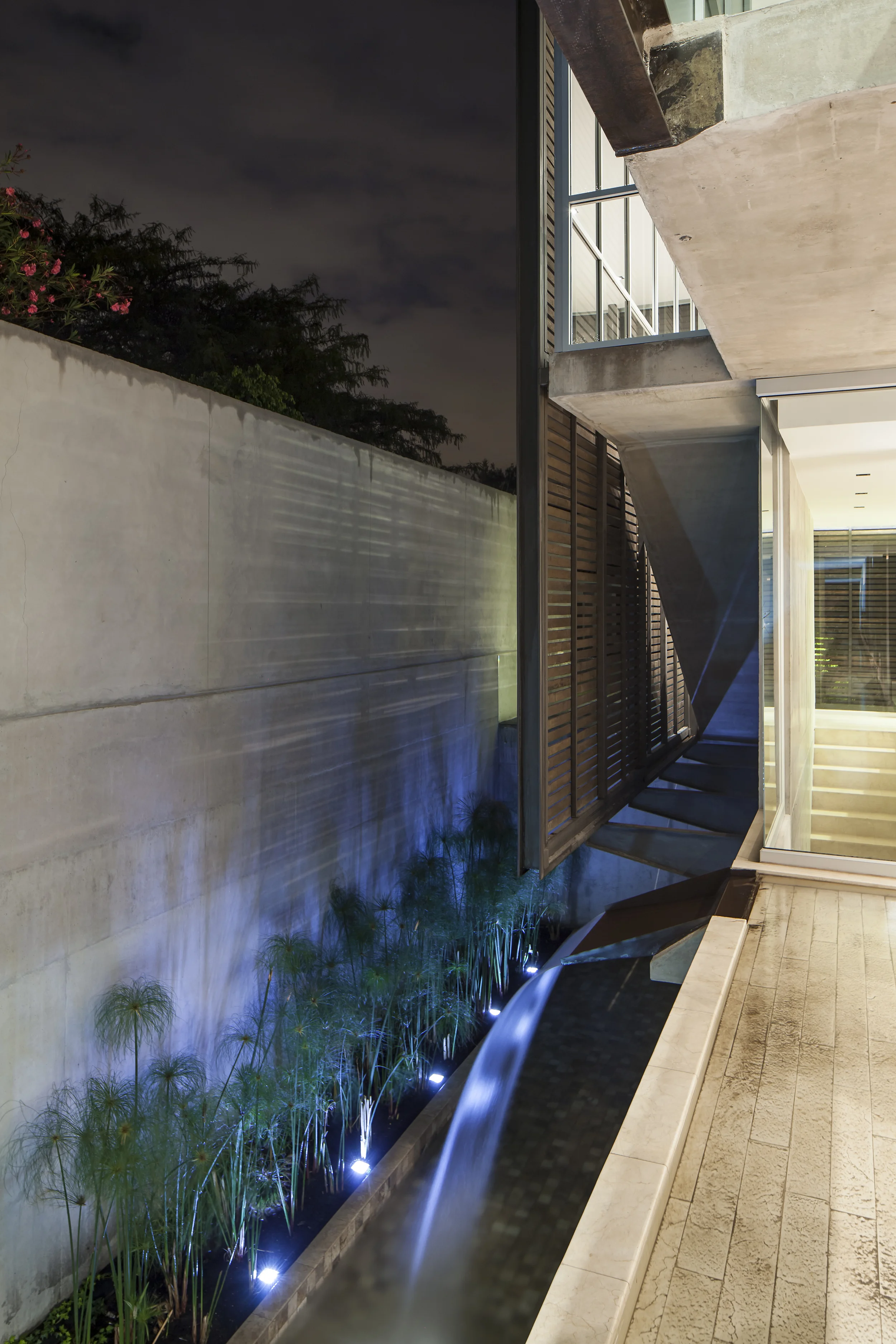 Casa L6, vista desde el porche al espejo de agua y pileta. Diseñado por Endara Arquitectos.