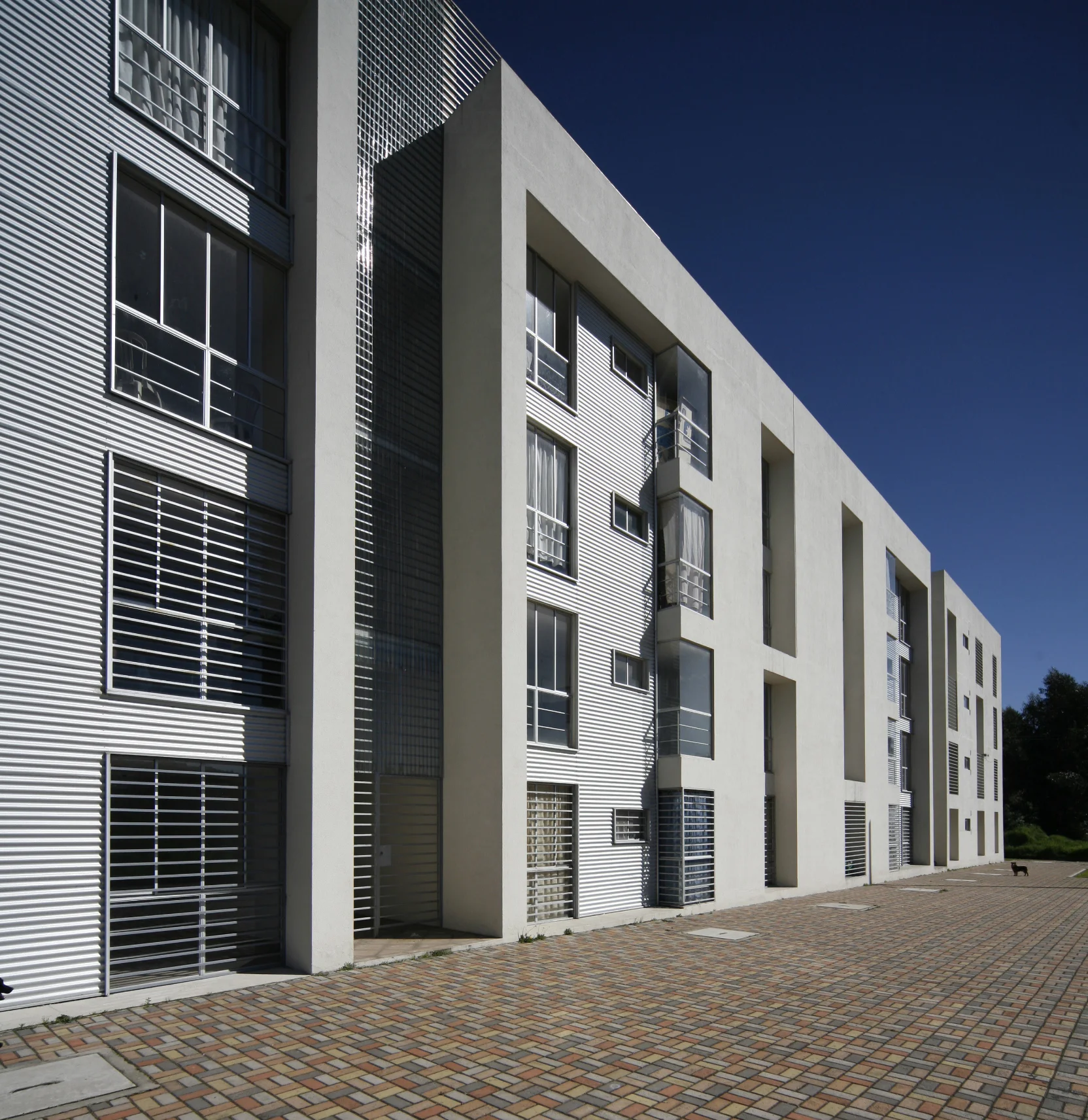 Cumbres de Quitumbe, fachada de edificio de departamentos. Diseñado por Endara Arquitectos.