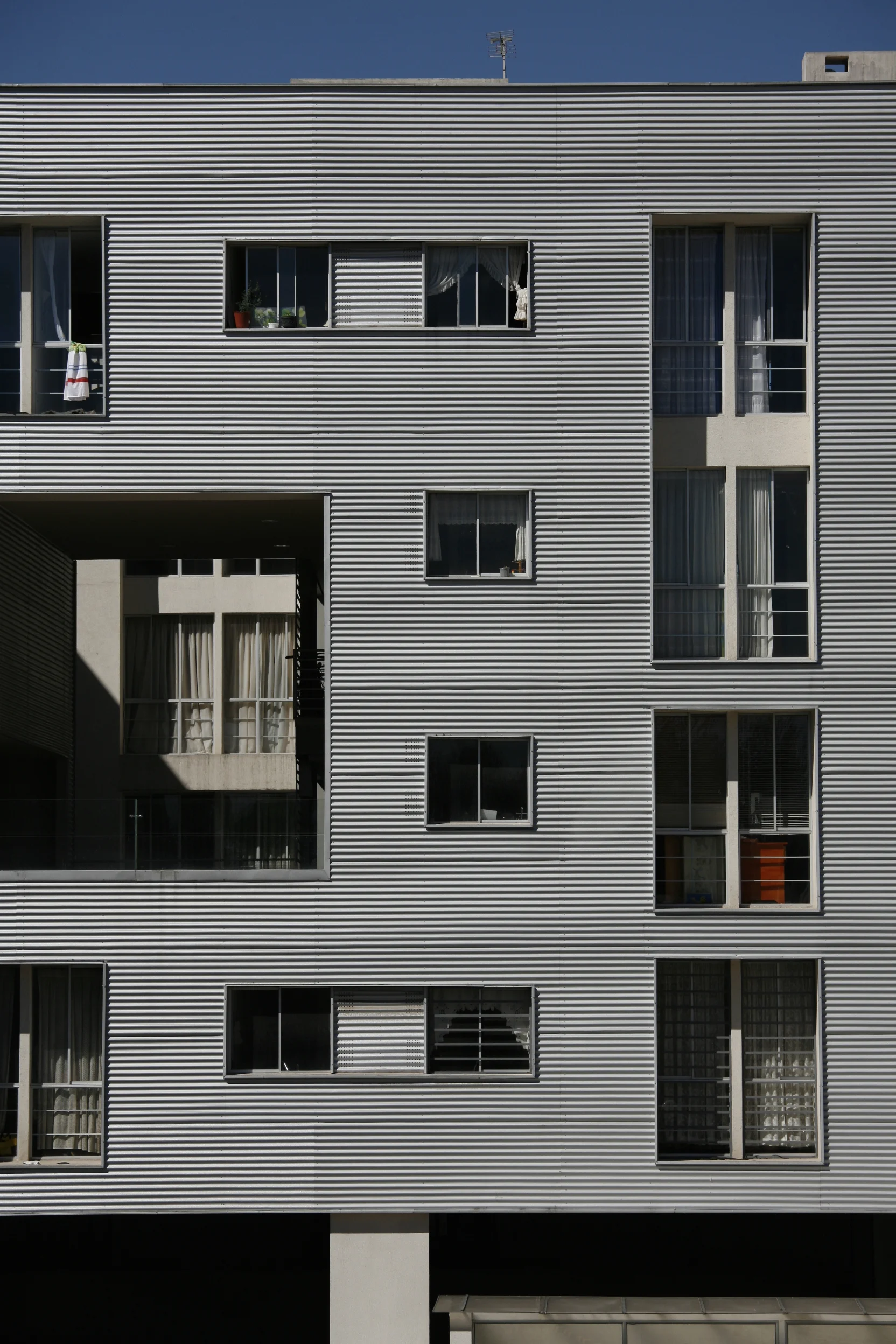 Cumbres de Quitumbe, fachada con diferentes aperturas, de metal. Diseñado por Endara Arquitectos.