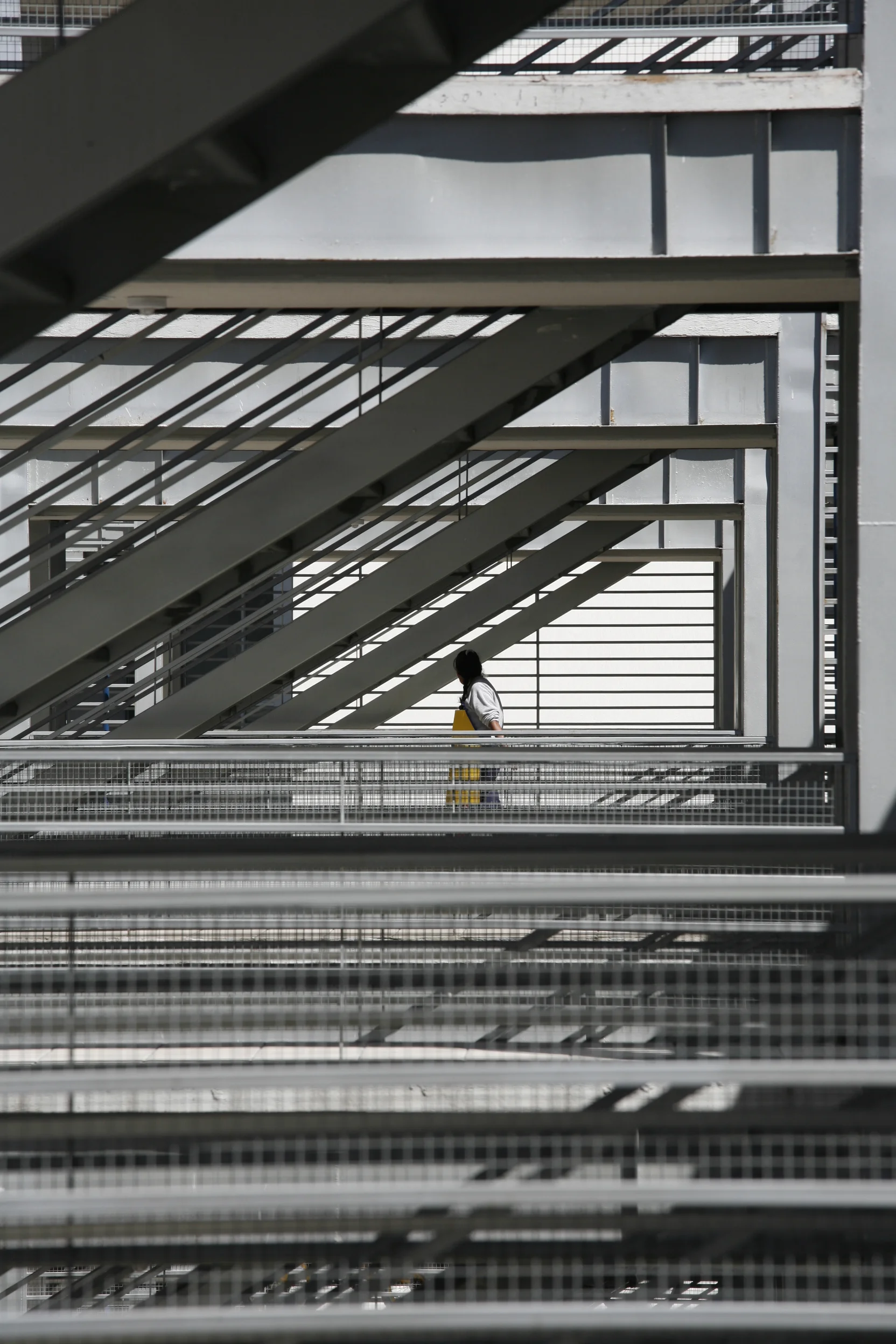 Cumbres de Quitumbe, vista de corredores y estructura metálica. Diseñado por Endara Arquitectos.