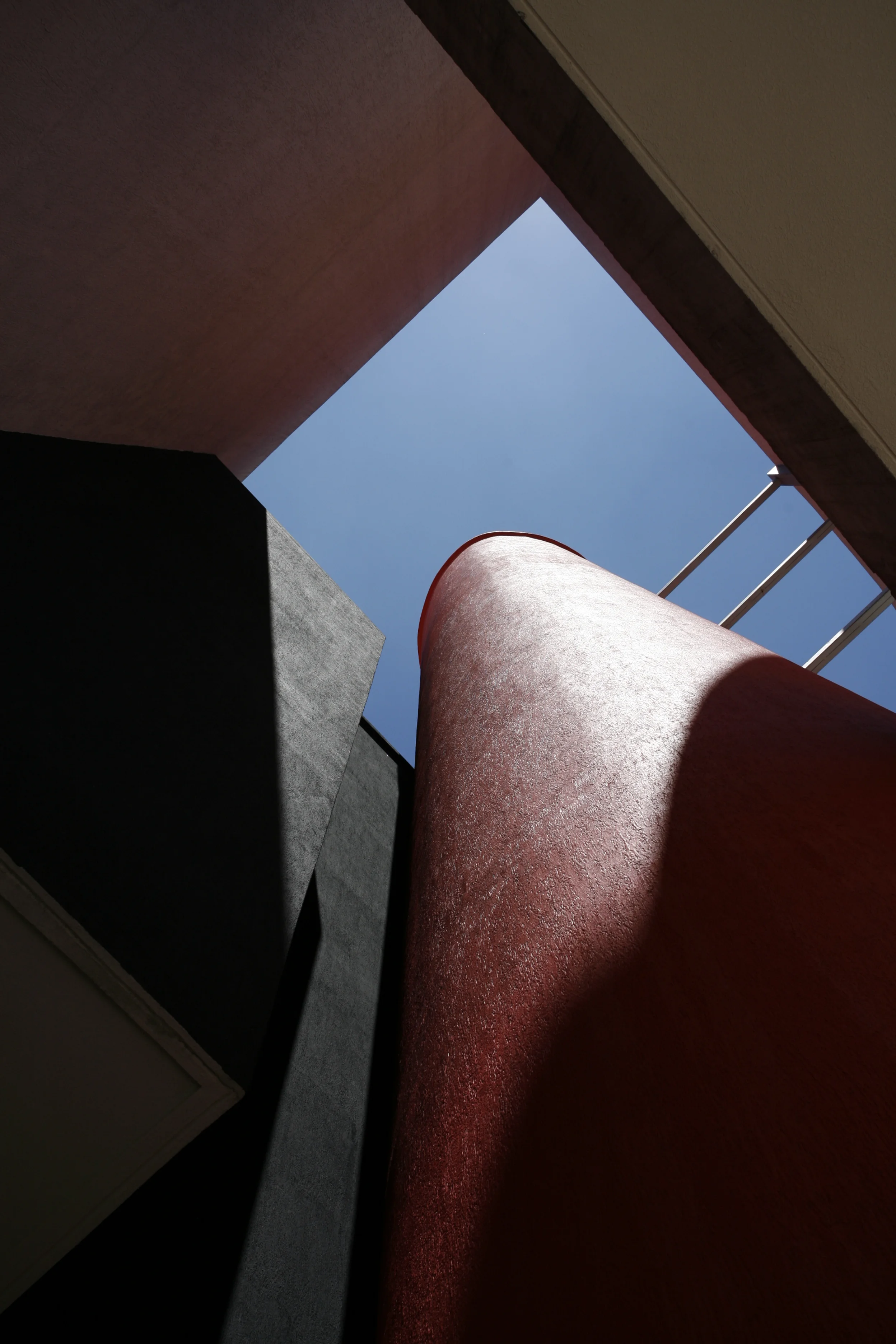 Cumbres de Quitumbe, vista desde abajo de columna en rojo, elemento decorativo. Diseñado por Endara Arquitectos.