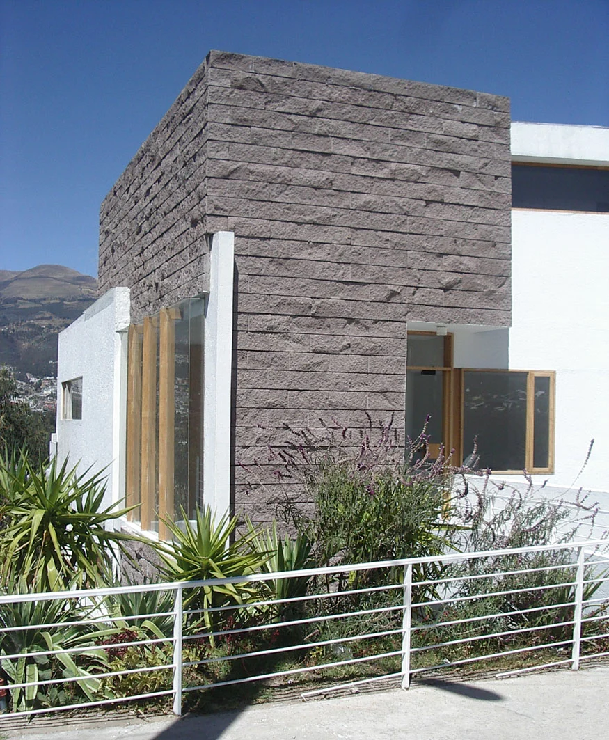 FACHADA LATERAL EN PIEDRA