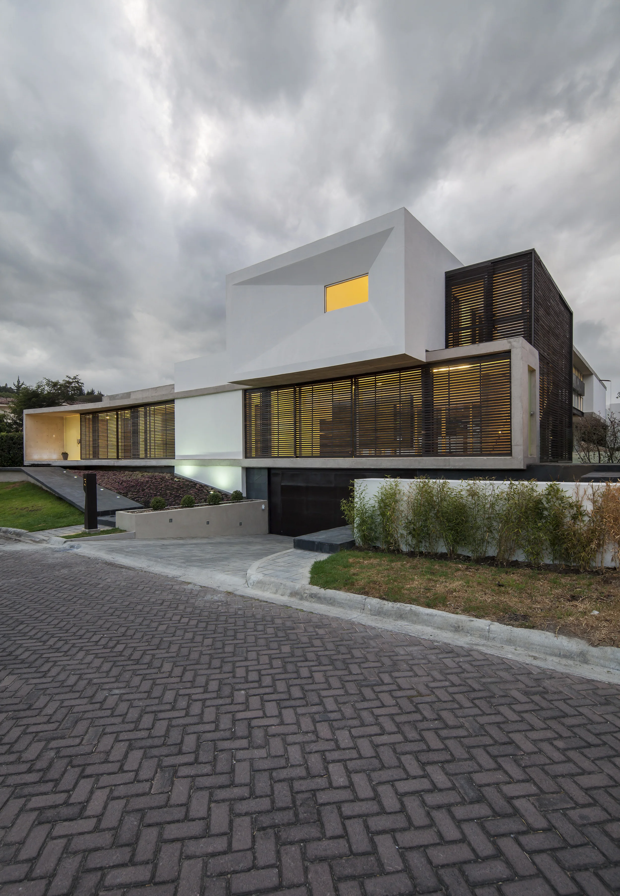 CASA L6 - Fachada exterior, arquitectura residencial moderna y diseño contemporáneo por Endara Arquitectos.