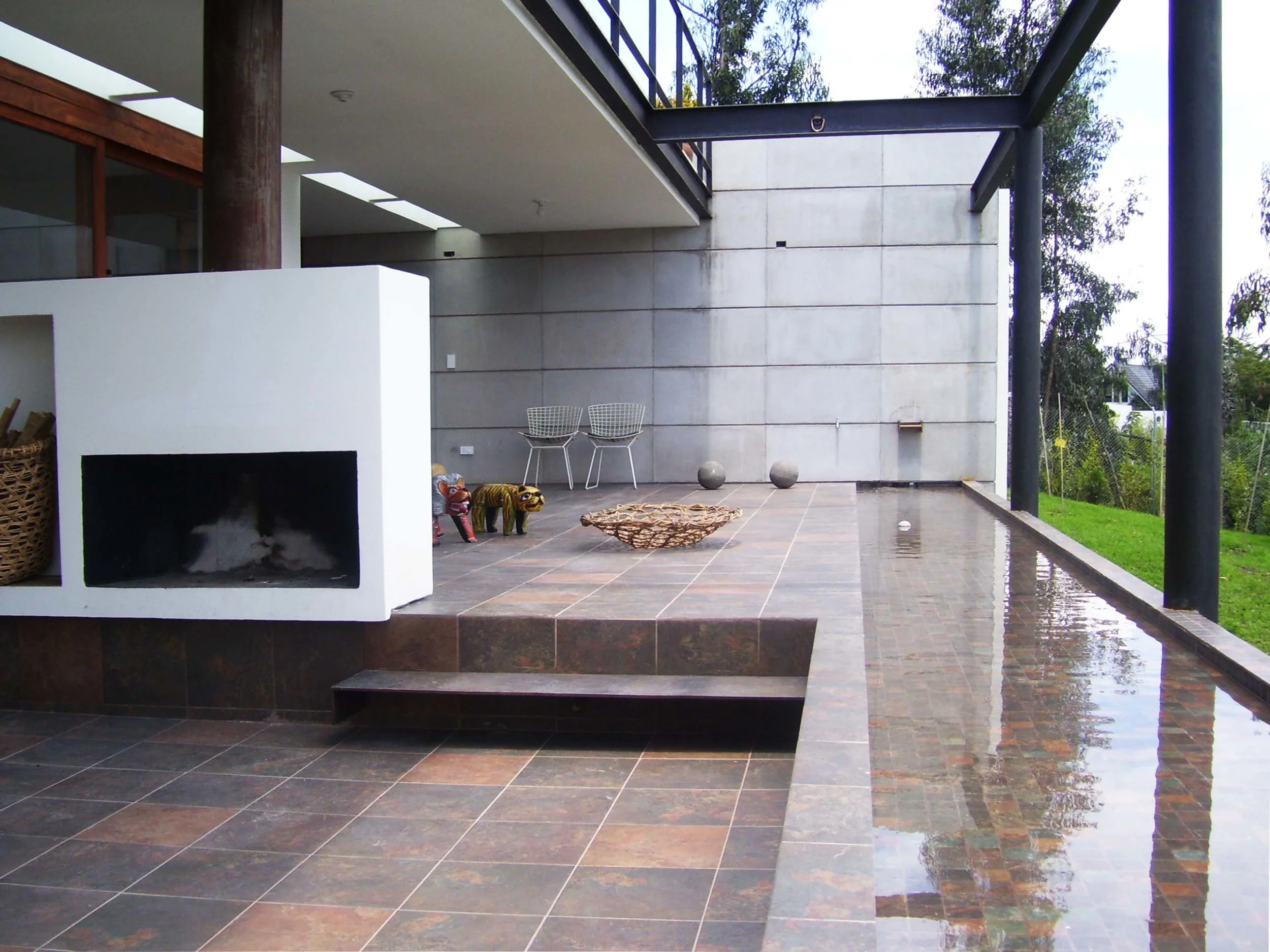 RESIDENCIA NAYÓN, porche exterior con chimenea y piscina, diseño por Endara Arquitectos.