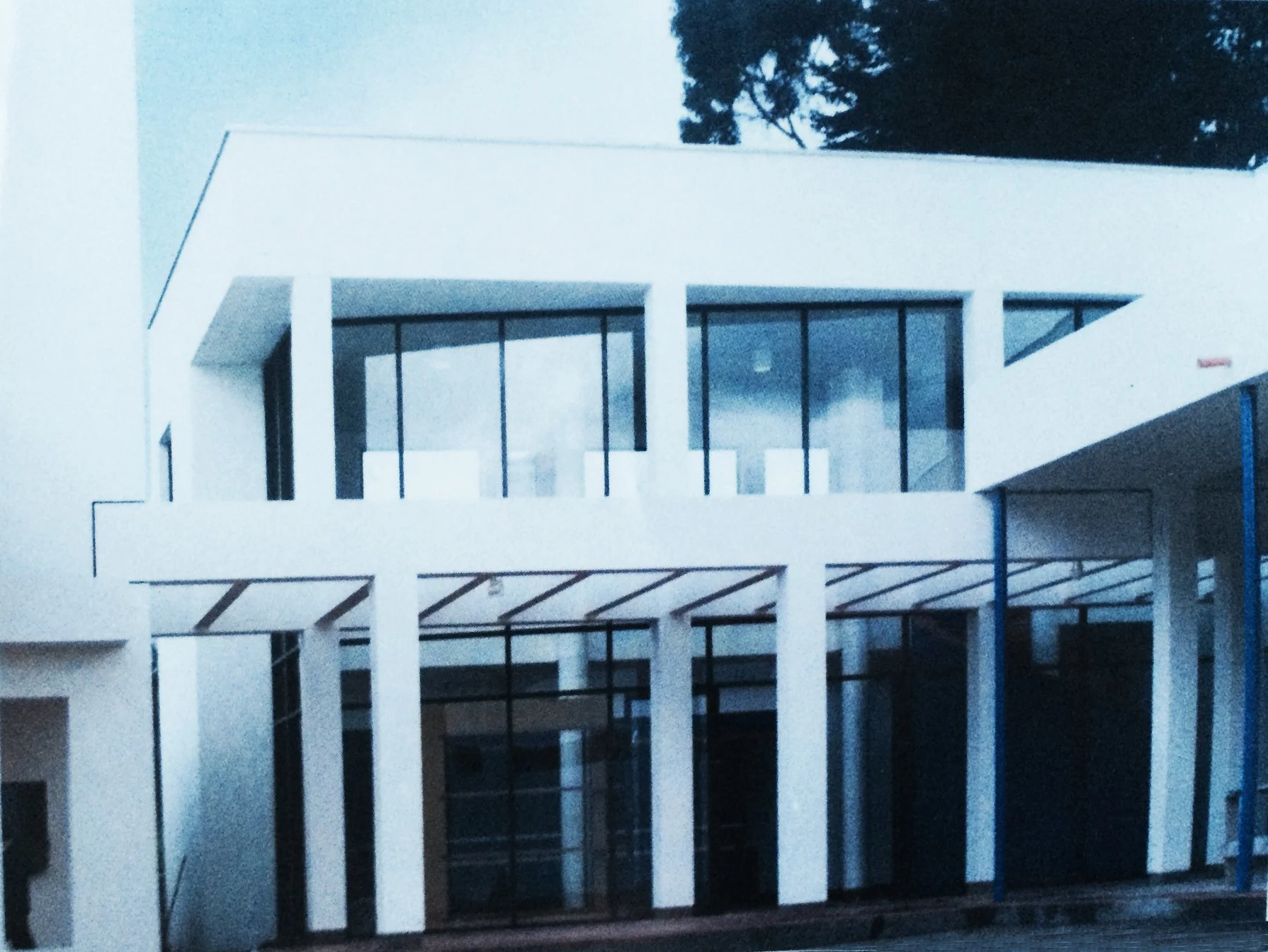 FACHADA LATERAL EDIFICIO DE OFICINAS