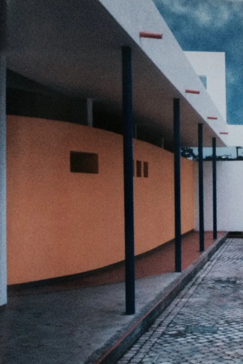 FACHADA INTERNA CON PASILLO CUBIERTO Y COLUMNAS REDONDAS DE METAL
