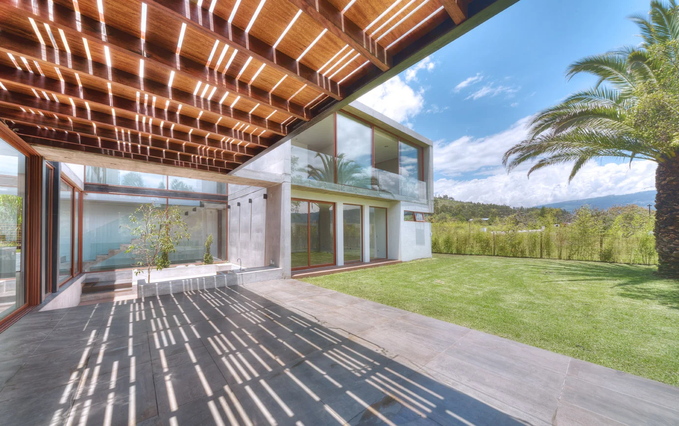 PORCHE, BBQ Y PATIO INTERNO