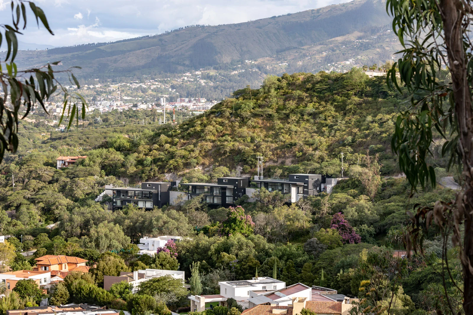 Vista Aérea de Pillagua Barranco, proyecto de tres viviendas unifamiliares  en Cumbaya, desarrollado y diseñado por Endara Arquitectos.