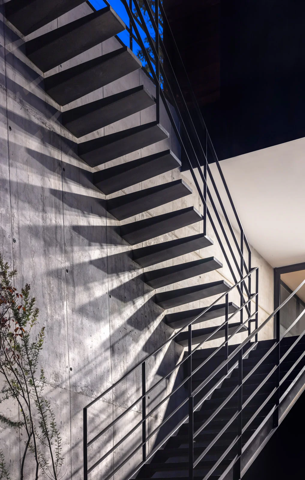 Escaleras exteriores de una de las tres viviendas independientes de Pillagua Barranco, construidas en hormigón visto y estructura metálica. Proyecto de ENDARA ARQUITECTOS en Cumbayá.