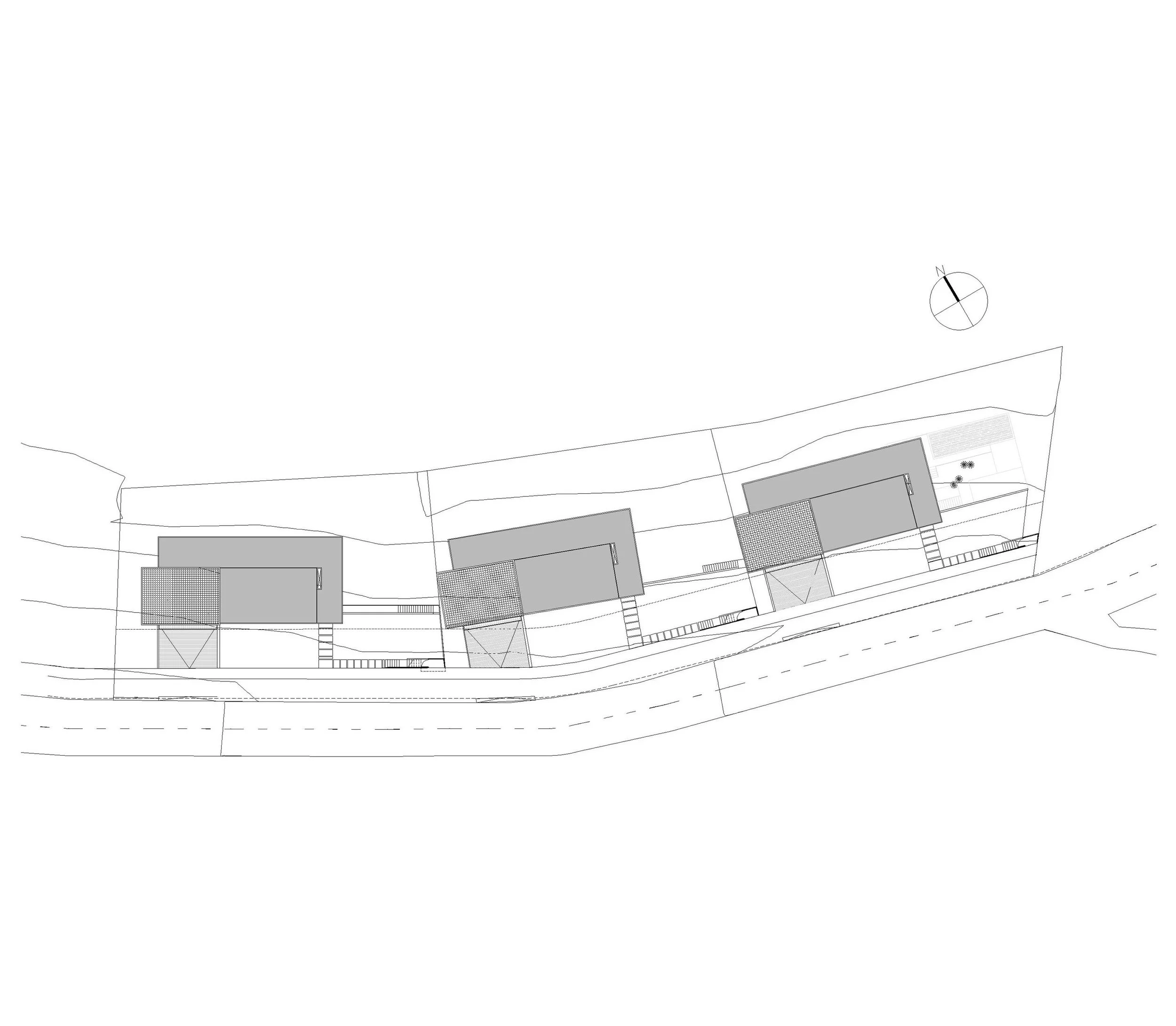 Implantación del proyecto residencial de 3 casas independientes  "Pillagua Barranco", diseñado por Endara Arquitectos