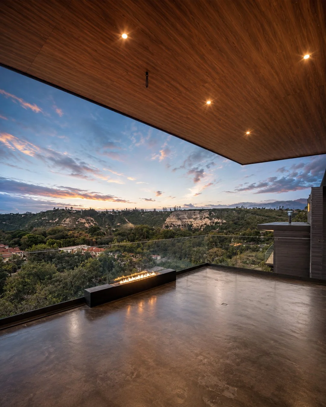 Porche de una de las tres viviendas independientes de Pillagua Barranco, con un gran voladizo que enmarca las vistas hacia el valle de Cumbayá. Proyecto diseñado por ENDARA ARQUITECTOS.