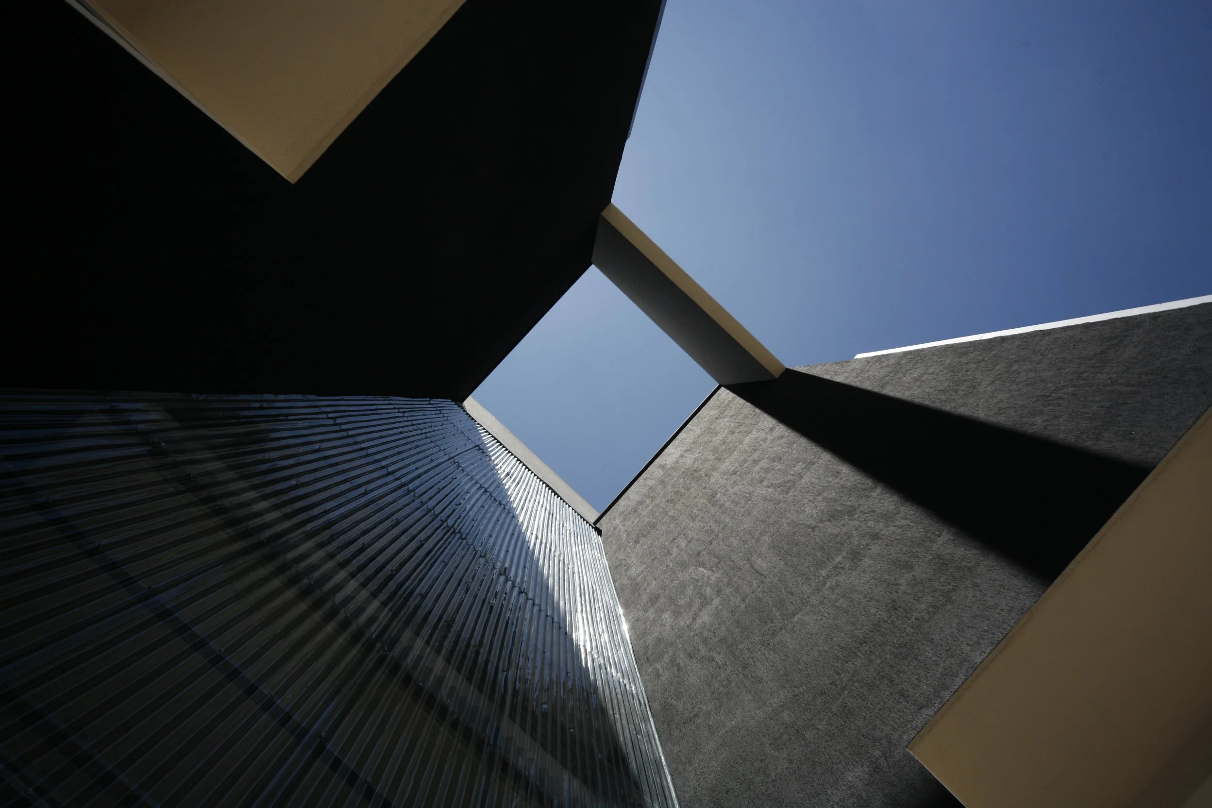 Cumbres de Quitumbe, entradas de luz y detalles en la fachada del edificio. Diseñado por Endara Arquitectos.