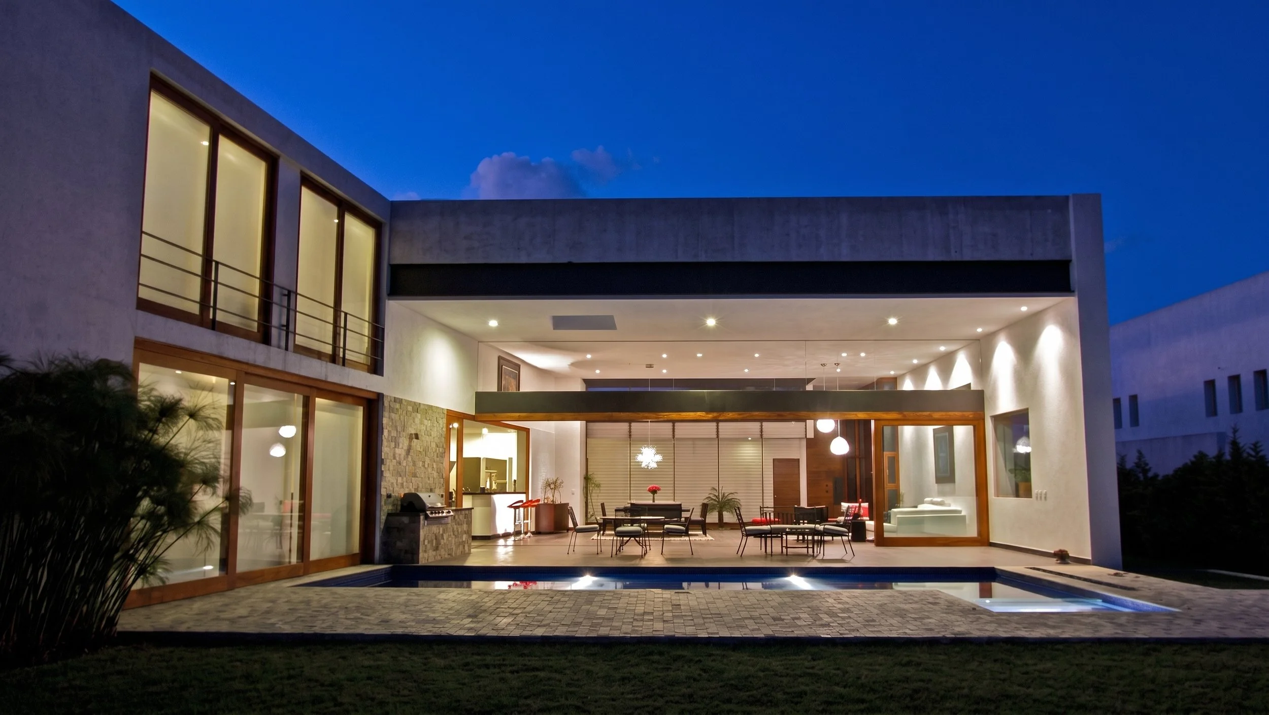VISTA DE LA PISCINA, PORCHE CON BBQ Y ÁREAS SOCIALES INTERIORES