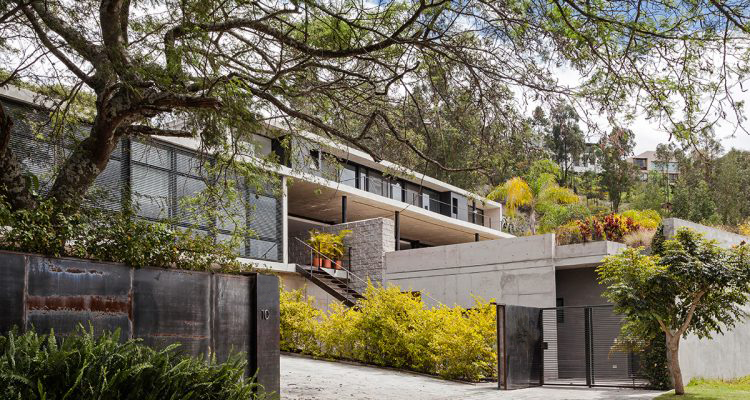 Fachada exterior de la Casa Estudio Endara, con un estilo contemporáneo, diseño de Endara Arquitectos.
