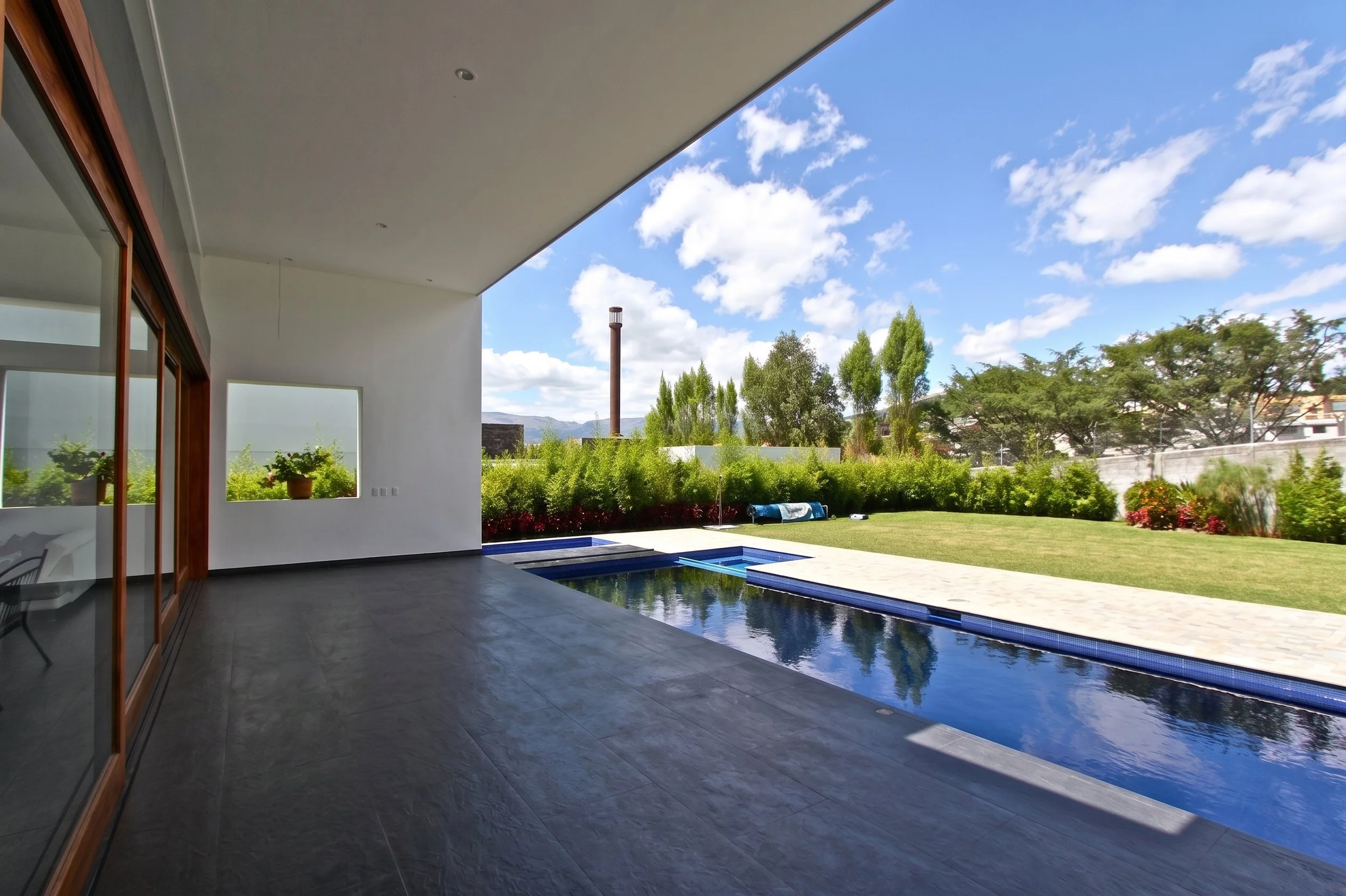 VISTA DEL PORCHE, PISCINA Y JARDÍN