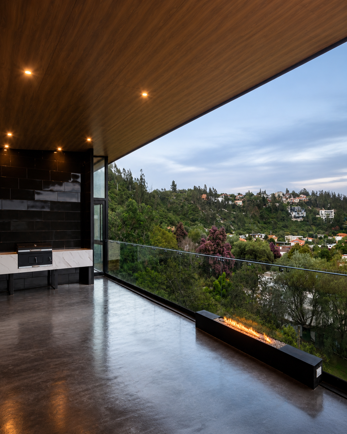 Porche exterior de una de las tres viviendas independientes de Pillagua Barranco, con BBQ, gran voladizo y vistas hacia el paisaje de Cumbayá. Proyecto diseñado por ENDARA ARQUITECTOS.