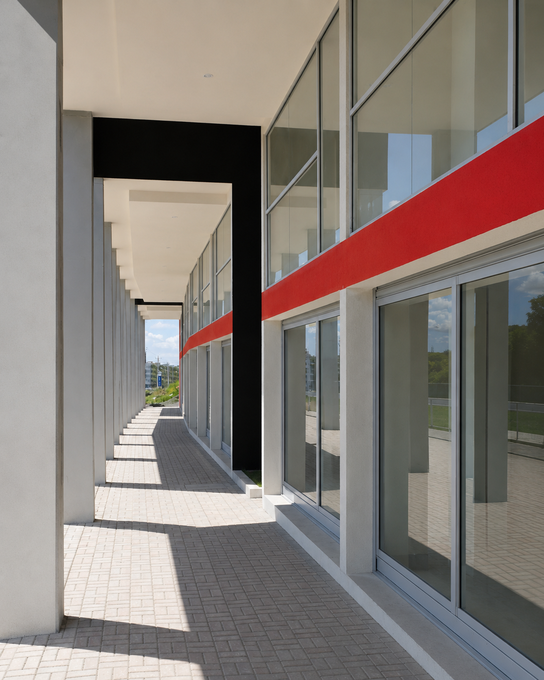 Cumbres de Quitumbe, vista de pasillo techado en la fachada frontal exterior. Diseñado por Endara Arquitectos.